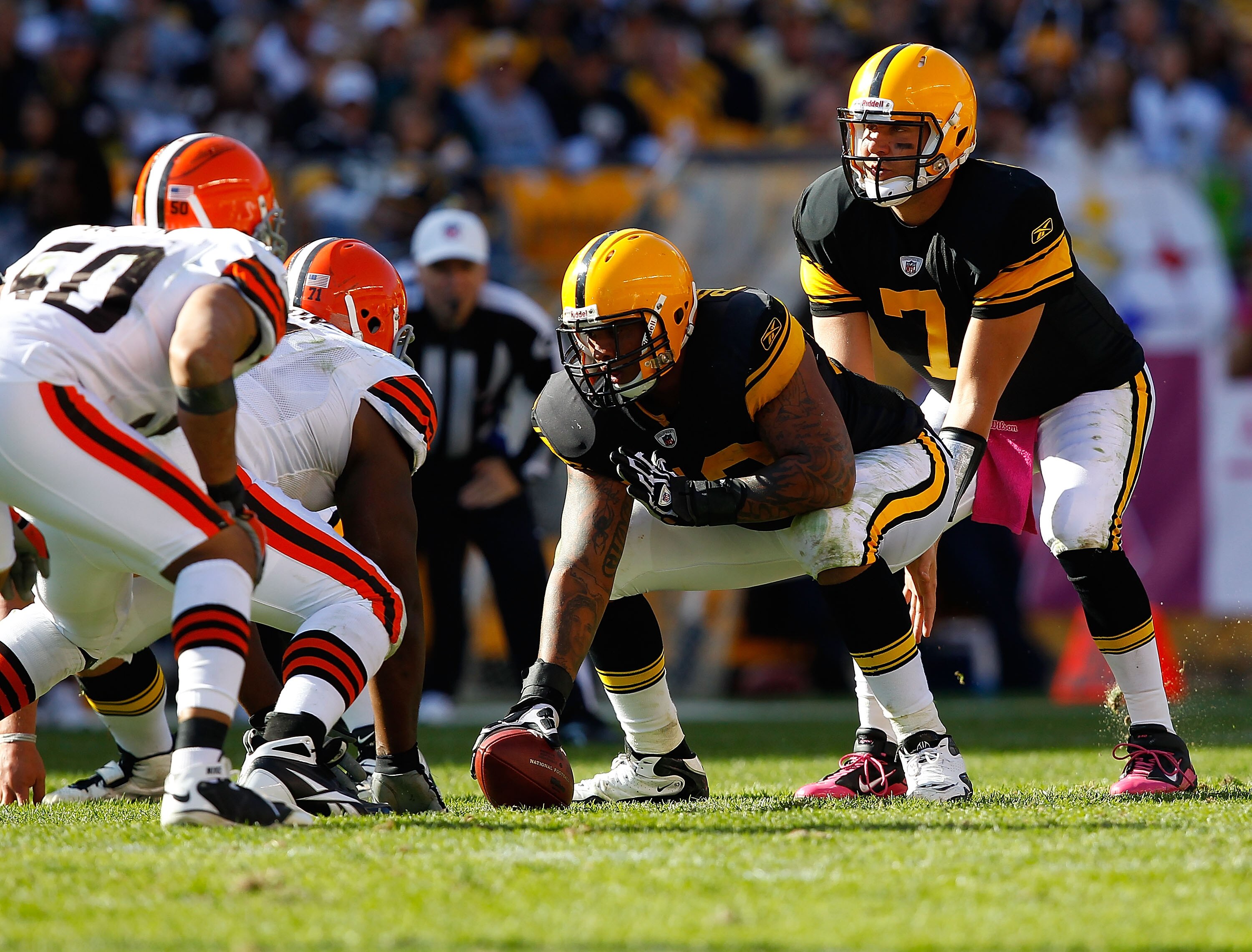 PITTSBURGH - OCTOBER 17:  Ben Roethlisberger #7 of the Pittsburgh Steelers waits under center during the game against the Cleveland Browns on October 17, 2010 at Heinz Field in Pittsburgh, Pennsylvania.  (Photo by Jared Wickerham/Getty Images)