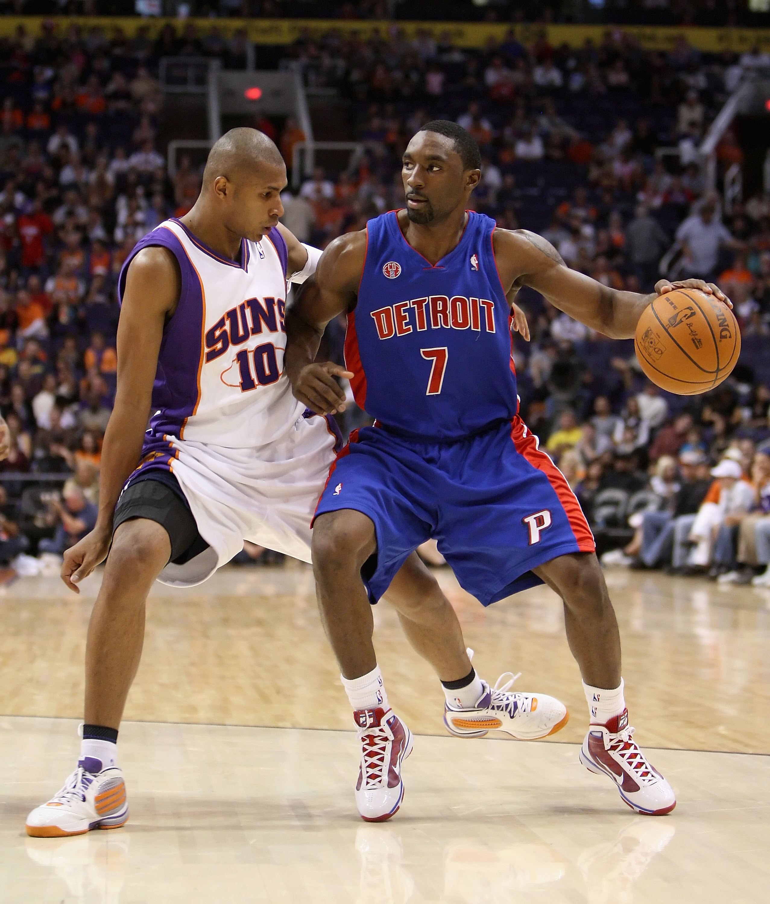 PHOENIX - NOVEMBER 22:  Ben Gordon #7 of the Detroit Pistons handles the ball during the NBA game against the Phoenix Suns at US Airways Center on November 22, 2009 in Phoenix, Arizona. The Suns defeated the Pistons 117-91.  NOTE TO USER: User expressly a
