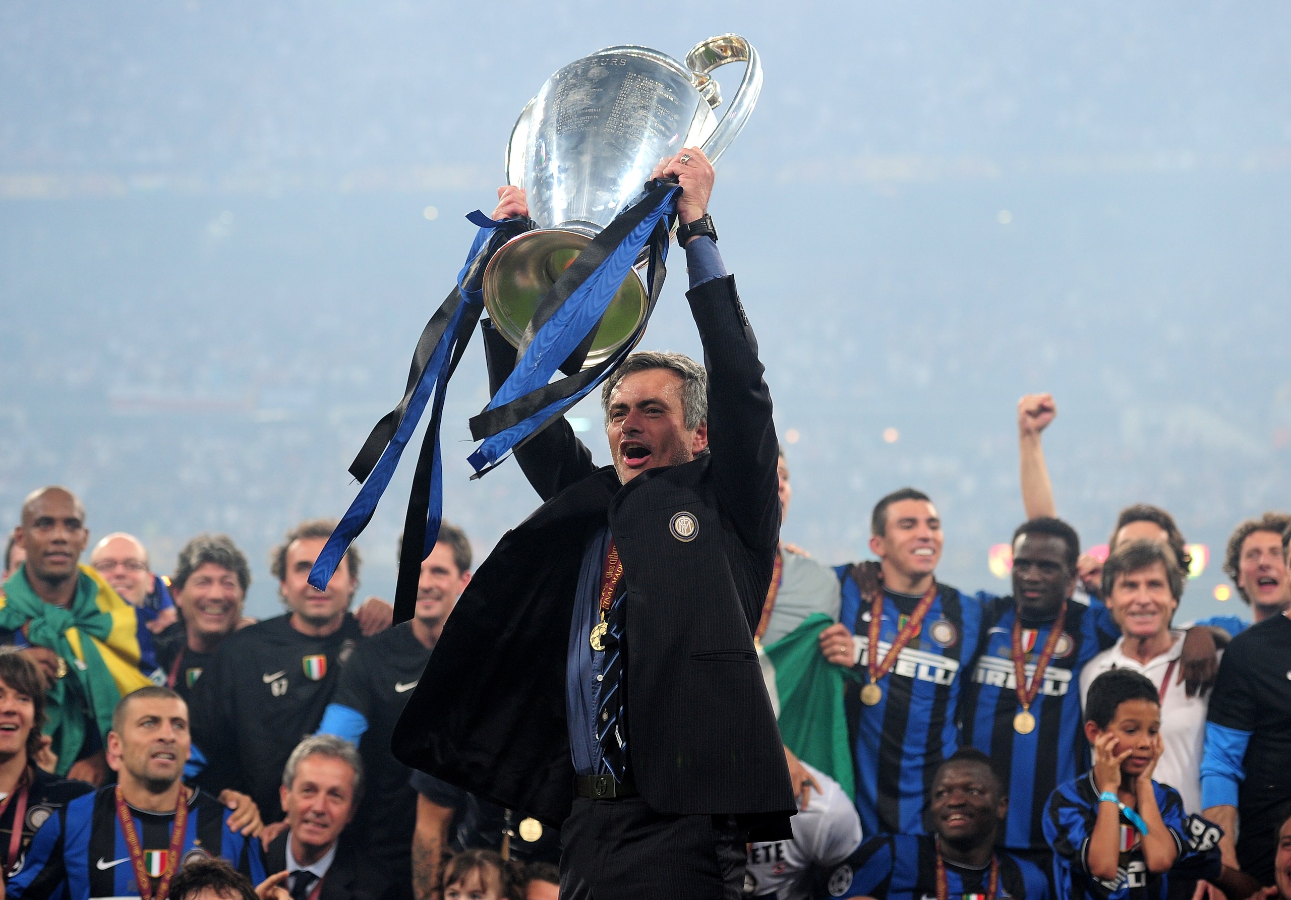 MADRID, SPAIN - MAY 22: Jose Mourinho the Inter Milan coach holds the trophy aloft after winning the UEFA Champions League Final match between FC Bayern Muenchen and Inter Milan at the Estadio Santiago Bernabeu on May 22, 2010 in Madrid, Spain. (Photo b MADRID, SPAIN - MAY 22: Jose Mourinho the Inter Milan coach holds the trophy aloft after winning the UEFA Champions League Final match between FC Bayern Muenchen and Inter Milan at the Estadio Santiago Bernabeu on May 22, 2010 in Madrid, Spain. (Photo b