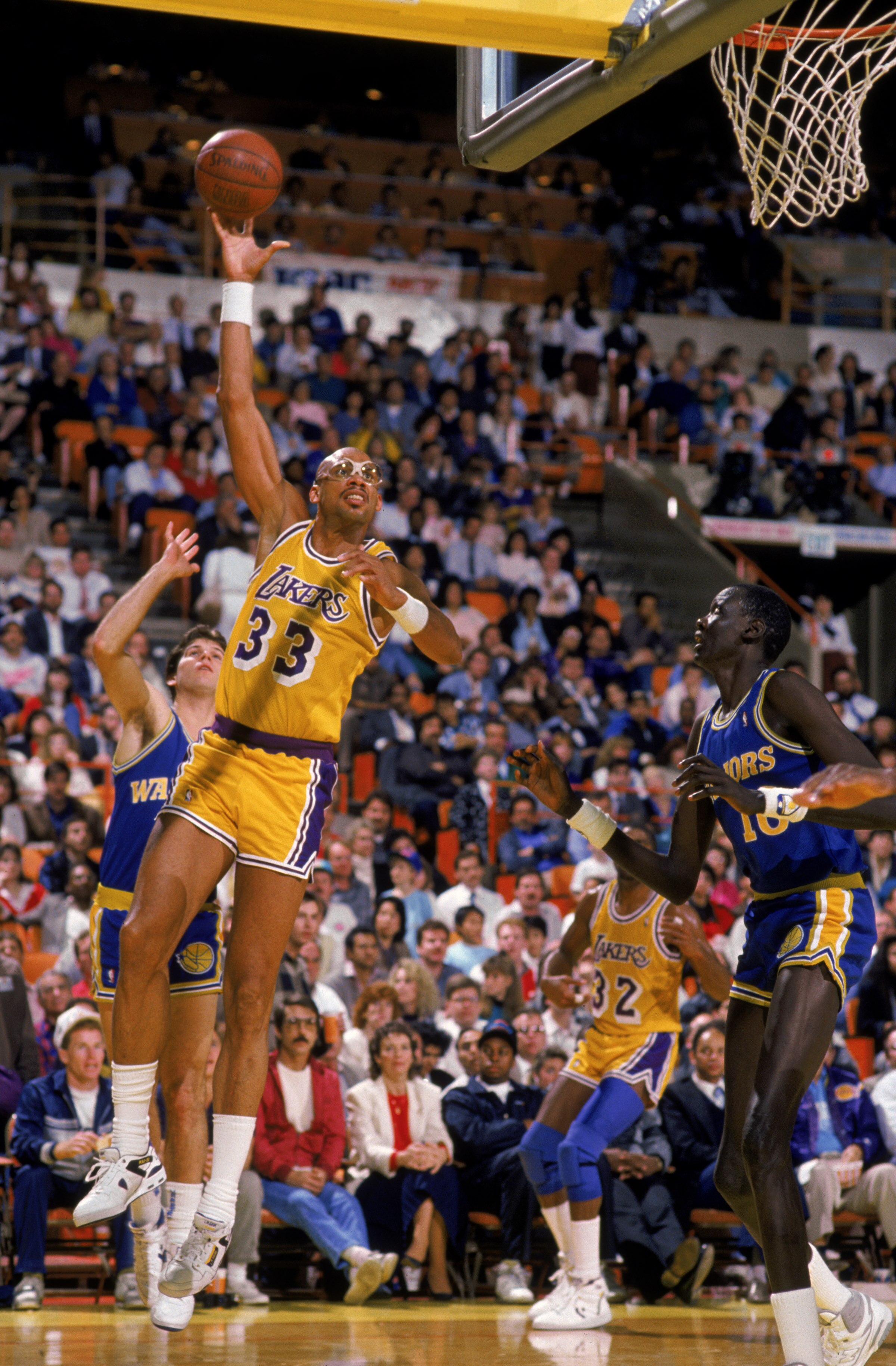 LOS ANGELES - 1988:  Kareem Abdul-Jabbar #33 of the Los Angeles Lakers shoots a hook shot during an NBA game against the Golden State Warriors at the Great Western Forum in Los Angeles, California in 1988. (Photo by Tim Defrisco/Getty Images)