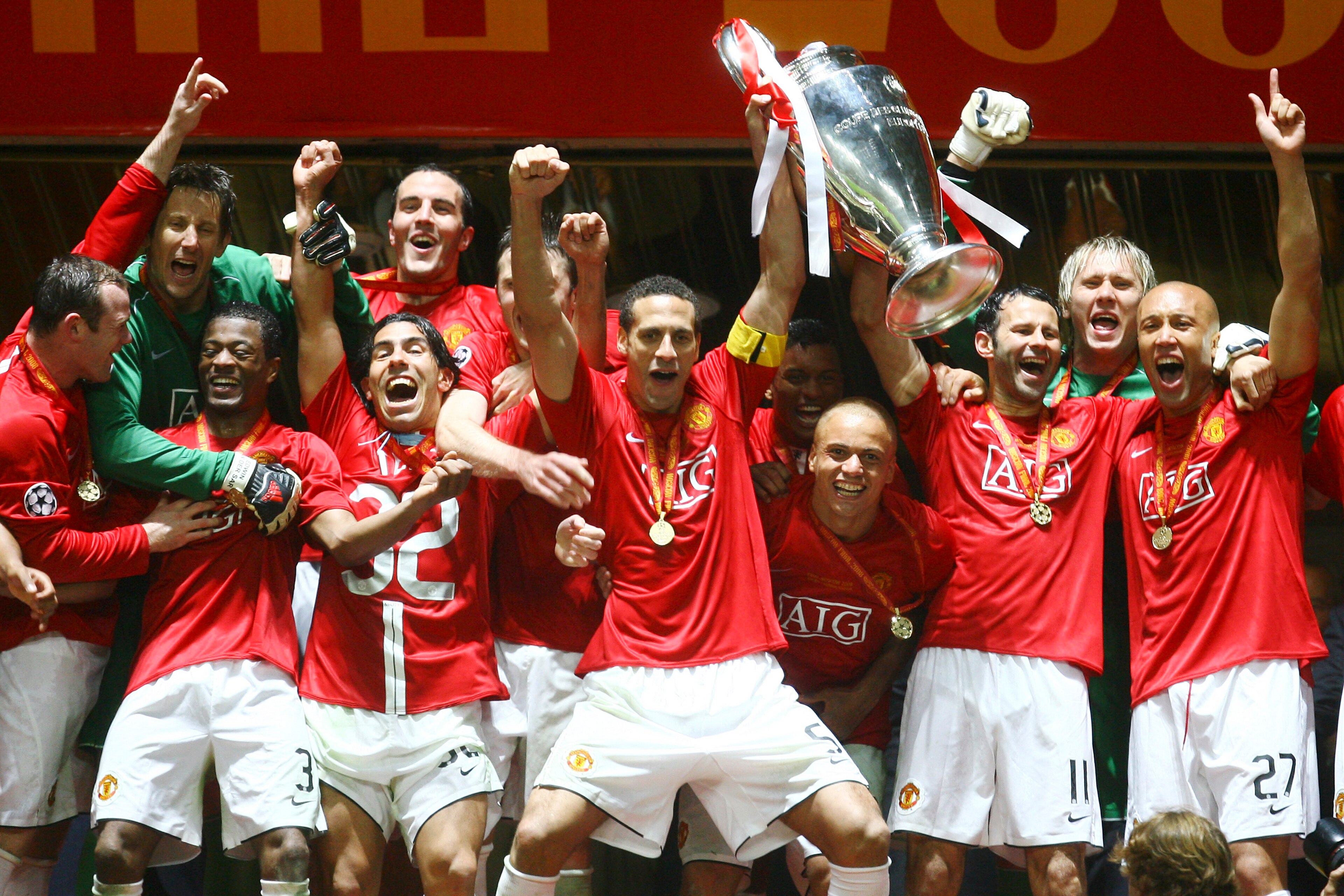 MOSCOW - MAY 21: Manchester United players celebrate with the trophy following their team's victory during the UEFA Champions League Final match between Manchester United and Chelsea at the Luzhniki Stadium on May 21, 2008 in Moscow, Russia. (Photo by Jul