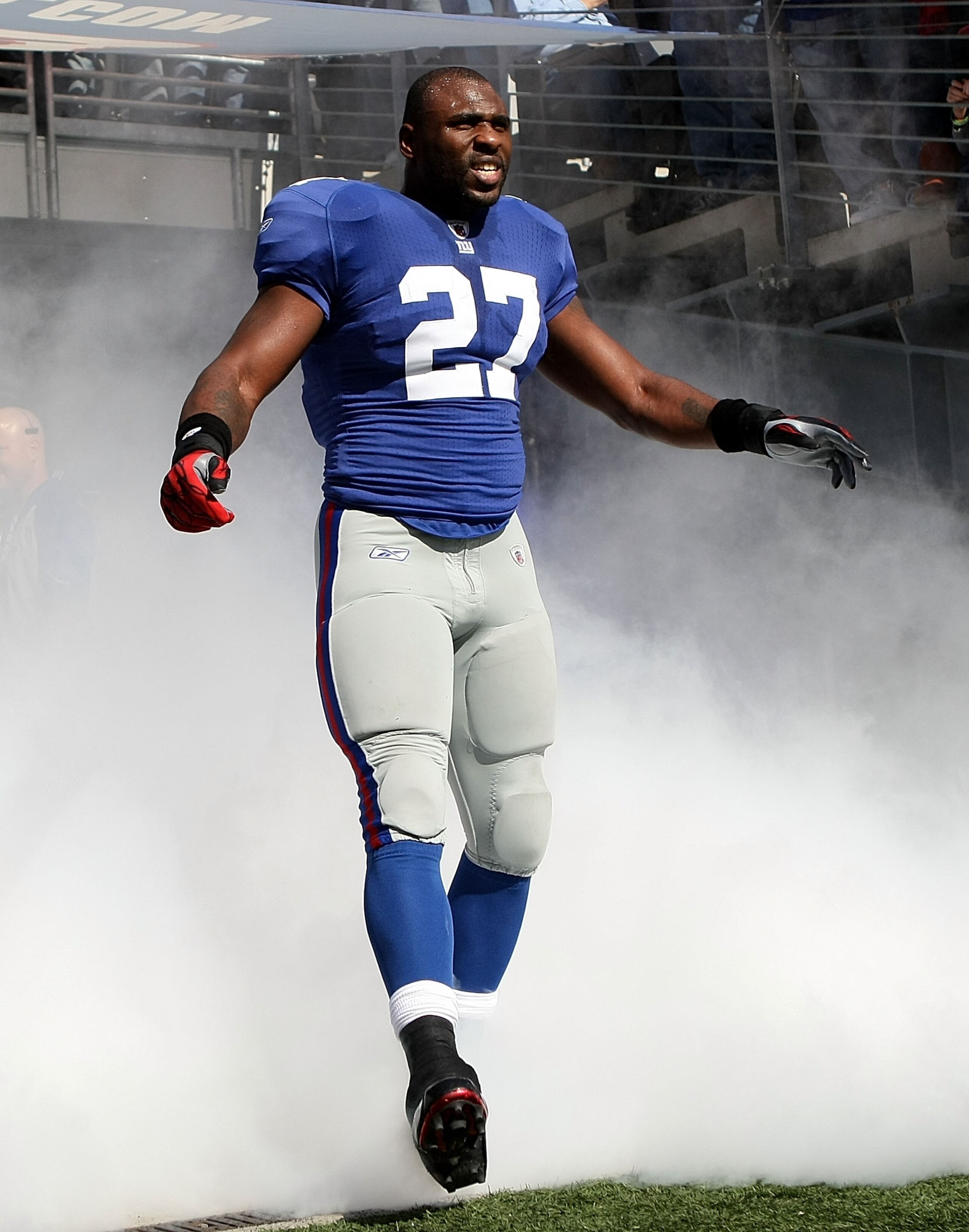 EAST RUTHERFORD, NJ - OCTOBER 17:  Brandon Jacobs #27 of the New York Giants against the Detroit Lions at New Meadowlands Stadium on October 17, 2010 in East Rutherford, New Jersey.  (Photo by Nick Laham/Getty Images)