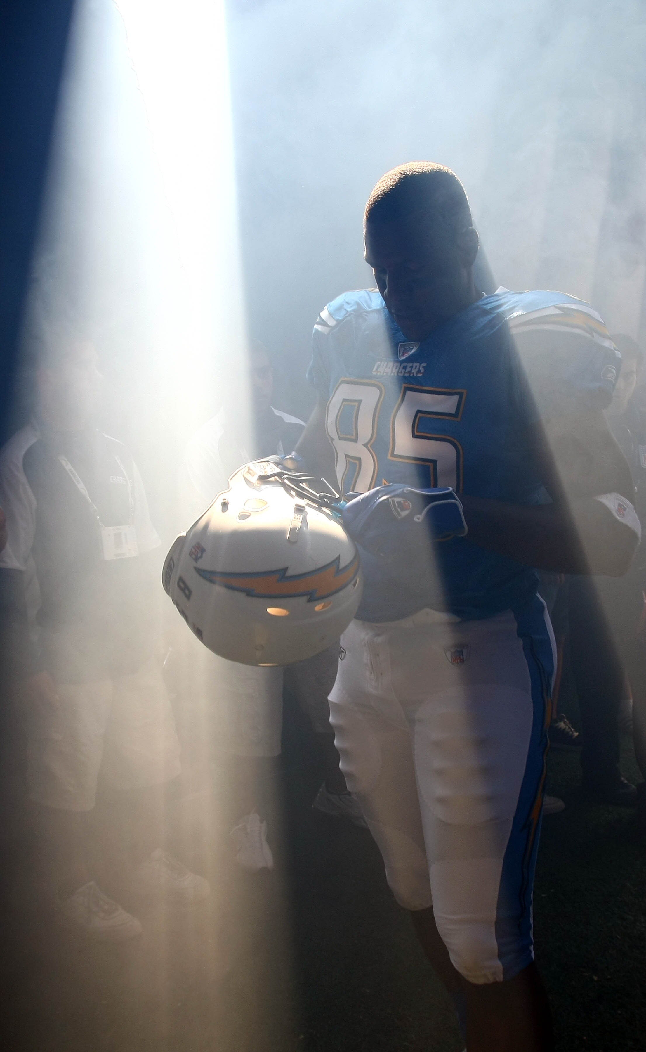 SAN DIEGO - OCTOBER 14:  Tight End Antonio Gates #85 of the San Diego Chargers walks through the tunnel prior to their game against the Oakland Raiders  on October 14, 2007 at Qualcomm Stadium in San Diego, California.  (Photo by Donald Miralle/Getty Imag