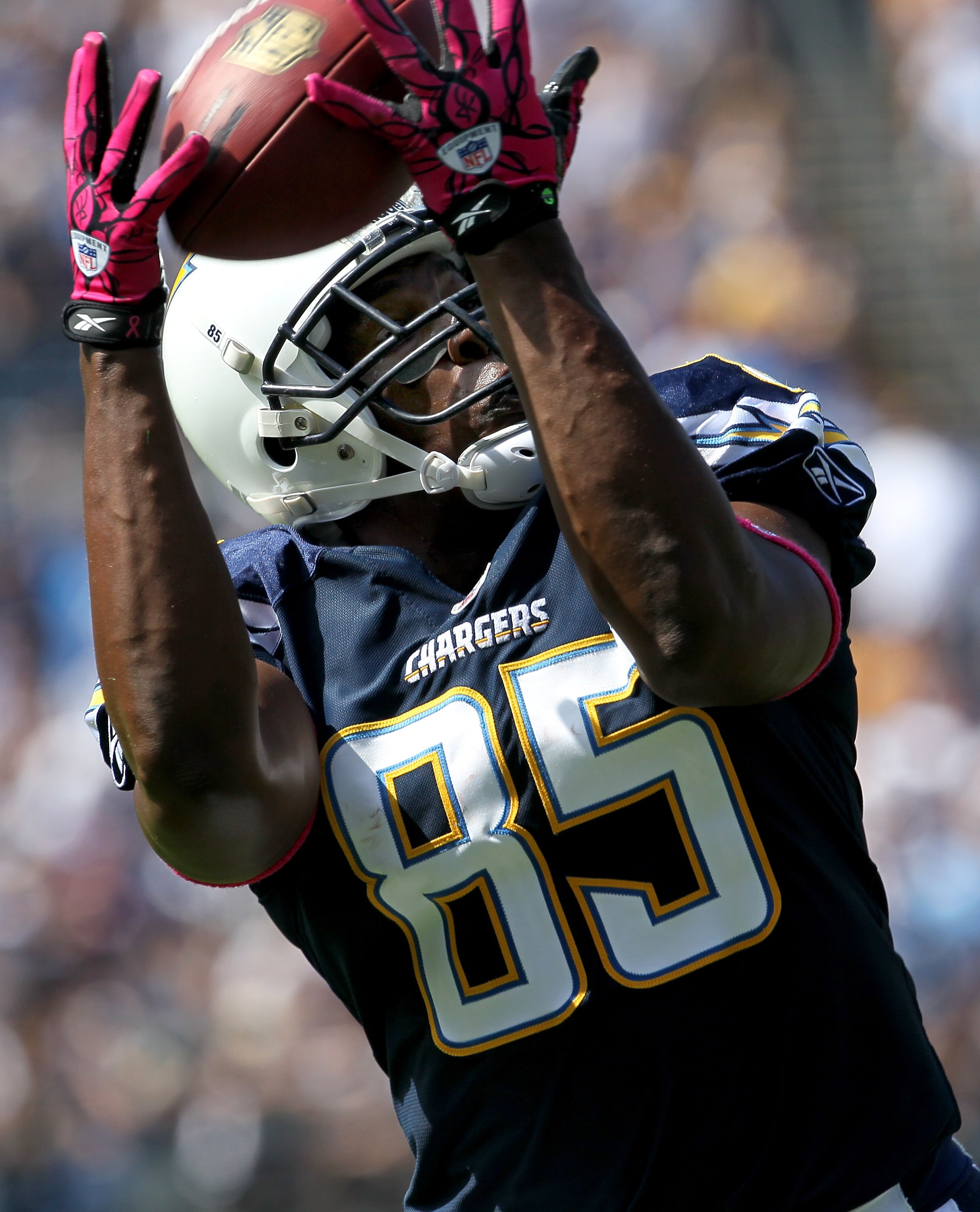 SAN DIEGO - OCTOBER 03:  Tight end Antonio Gates #85 of the San Diego Chargers catches a 33 yard touchdown pass in the first quarter against the Arizona Cardinals at Qualcomm Stadium on October 3, 2010 in San Diego, California.  (Photo by Stephen Dunn/Get