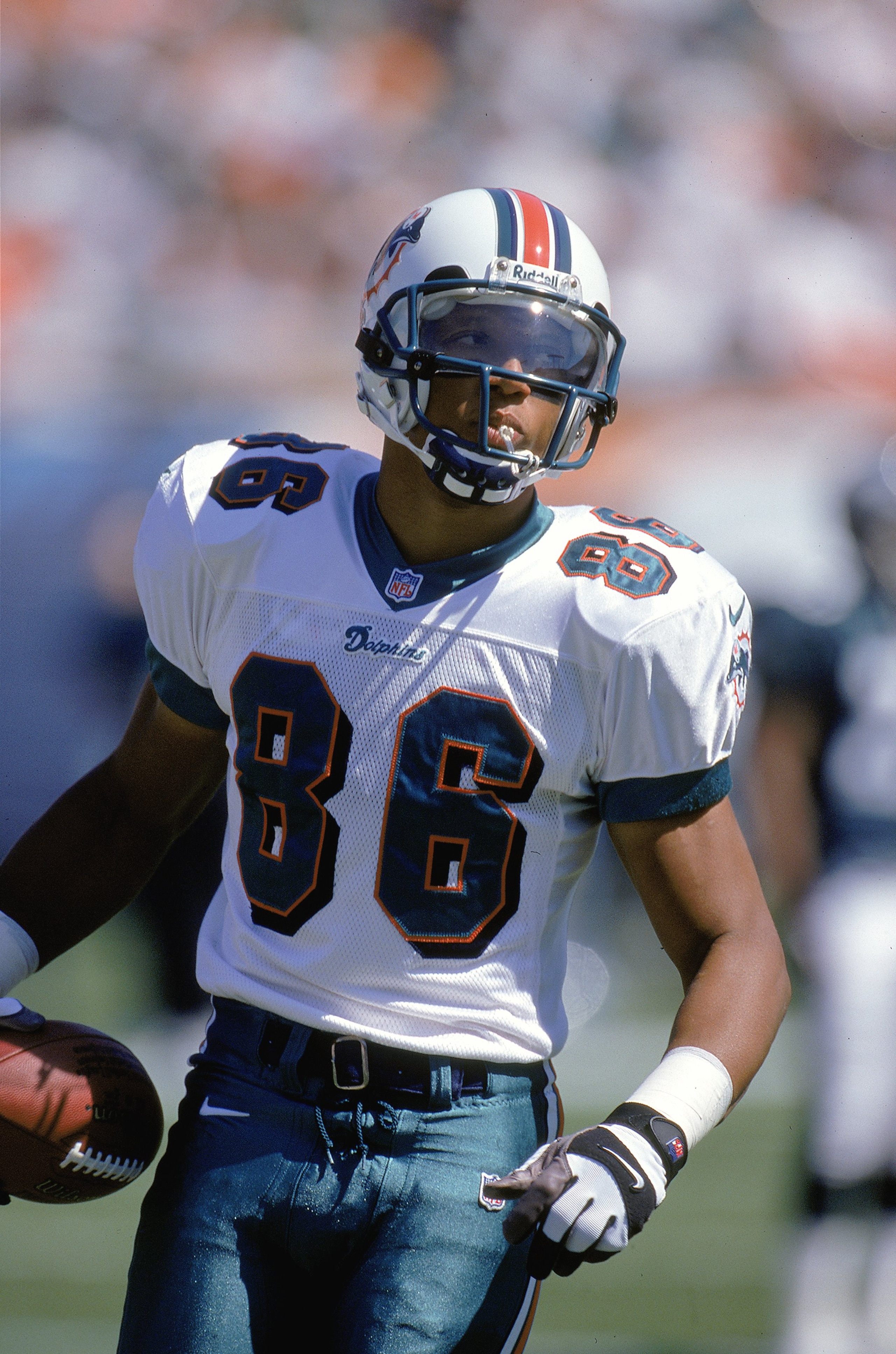 24 Oct 1999: Oronde Gadsden #86 of the Miami Dolphins moves on the field with the ball during the game against Philadelphia Eagles at the Pro Player Stadium in Miami, Florida. The Dolphinss defeated the Eagles 16-13. Mandatory Credit: Eliot J. Schechter