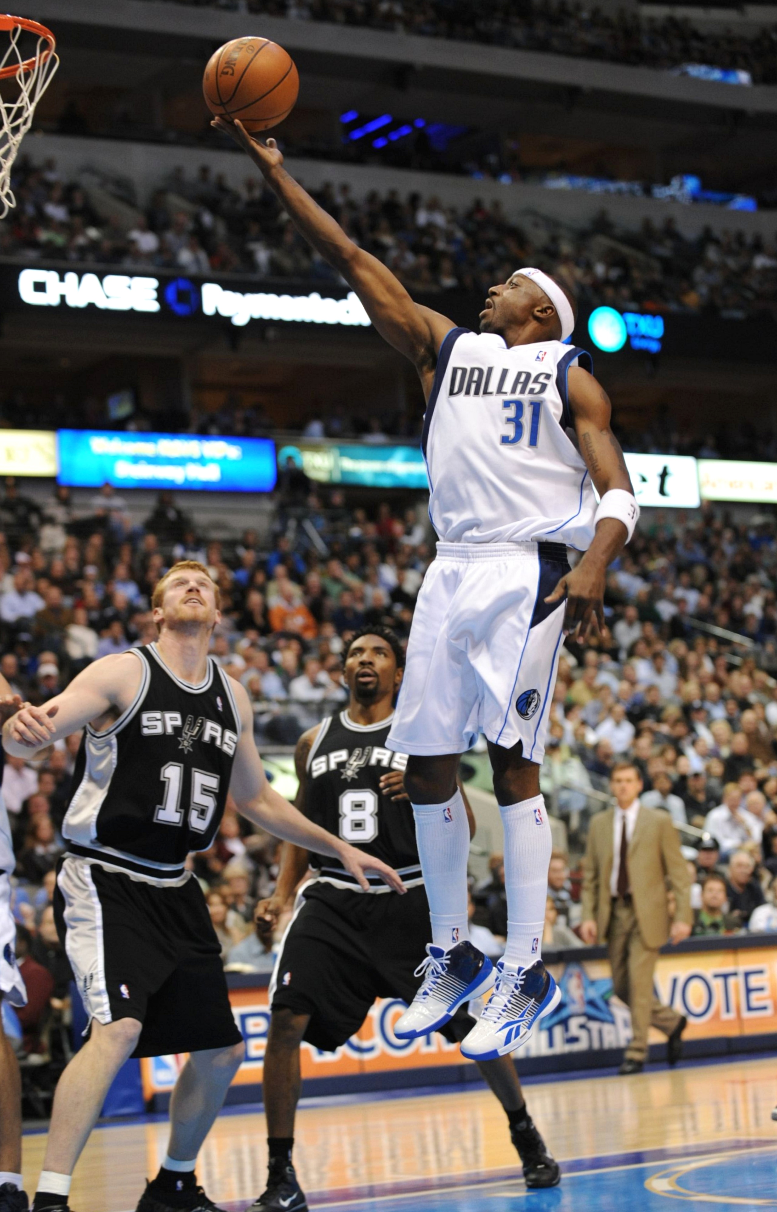 DALLAS - NOVEMBER 18:  Jason Terry #31 of the Dallas Mavericks lays up a shot against the San Antonio Spurs during the game at American Airlines Center on November 18, 2009 in Dallas, Texas. NOTE TO USER: User expressly acknowledges and agrees that, by do