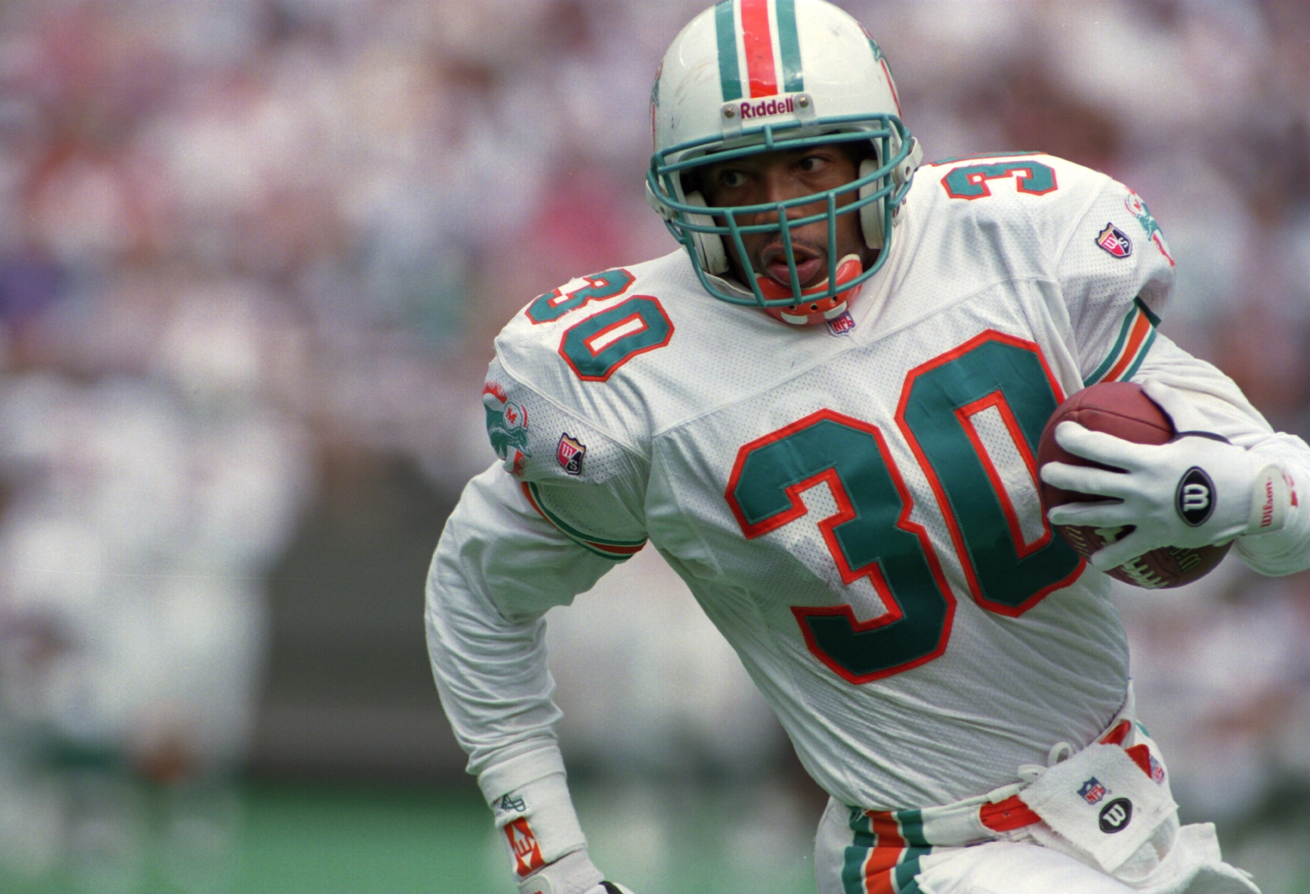 MIAMI DOLPHINS RUNNING BACK BERNIE PARMALEE CARRIES THE FOOTBALL DURING THE DOLPHINS 26-23 WIN OVER THE CINCINNATI BENGALS AT RIVERFRONT STADIUM IN CINCINNATI, OHIO.