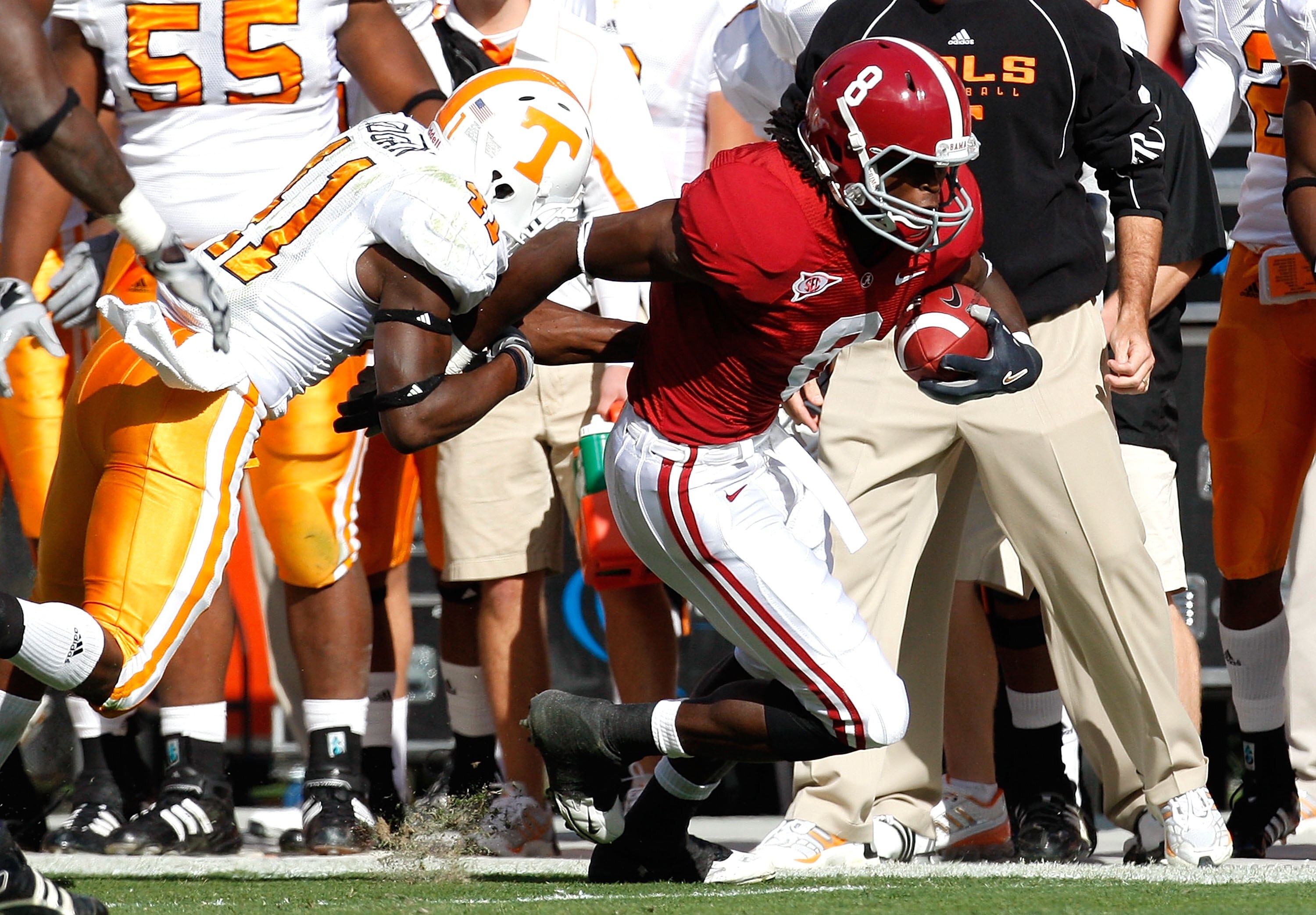 TUSCALOOSA, AL - OCTOBER 24:  Julio Jones #8 of the Alabama Crimson Tide against Dennis Rogan #41 of the Tennessee Volunteers at Bryant-Denny Stadium on October 24, 2009 in Tuscaloosa, Alabama.  (Photo by Kevin C. Cox/Getty Images)