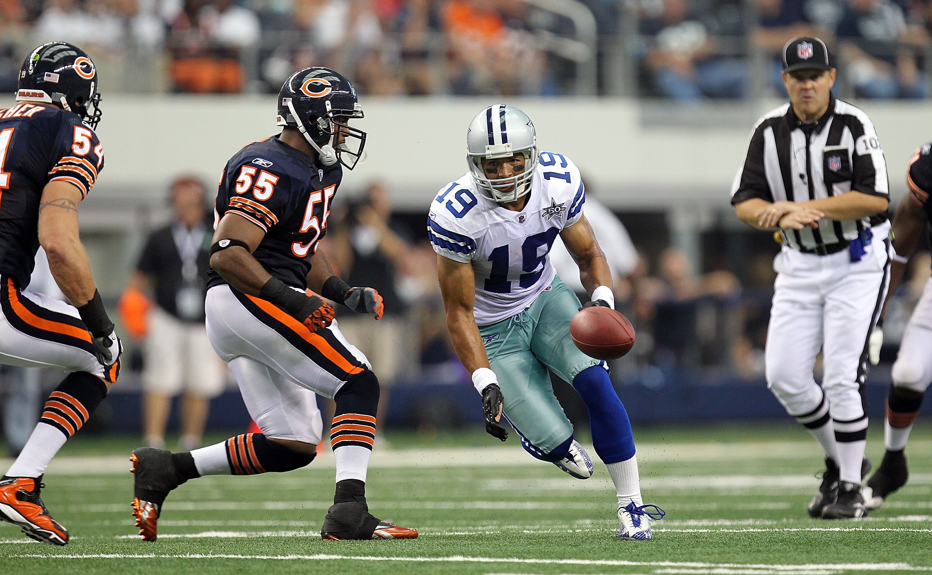 ARLINGTON, TX - SEPTEMBER 19:  Wide receiver Miles Austin #19 of the Dallas Cowboys runs past Lance Briggs #55 of the Chicago Bears at Cowboys Stadium on September 19, 2010 in Arlington, Texas.  (Photo by Ronald Martinez/Getty Images)