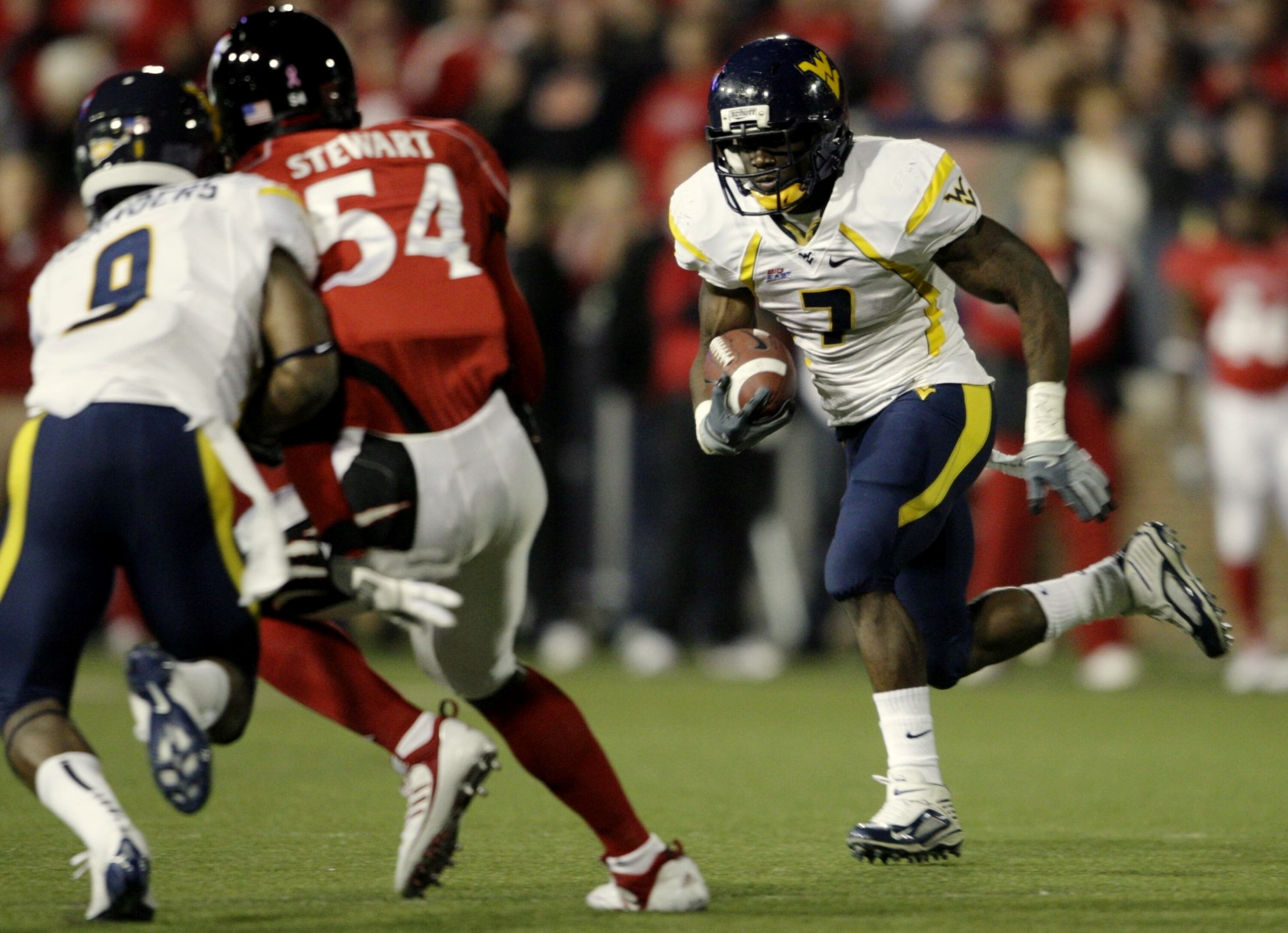 CINCINNATI - NOVEMBER 13:  Runningback Noel Devine #7 of the West Virginia Mountaineers carries the ball in the first quarter of the game against the Cincinnati Bearcats in at Nippert Stadium on November 13, 2009 in Cincinnati, Ohio.  (Photo by Andy Lyons