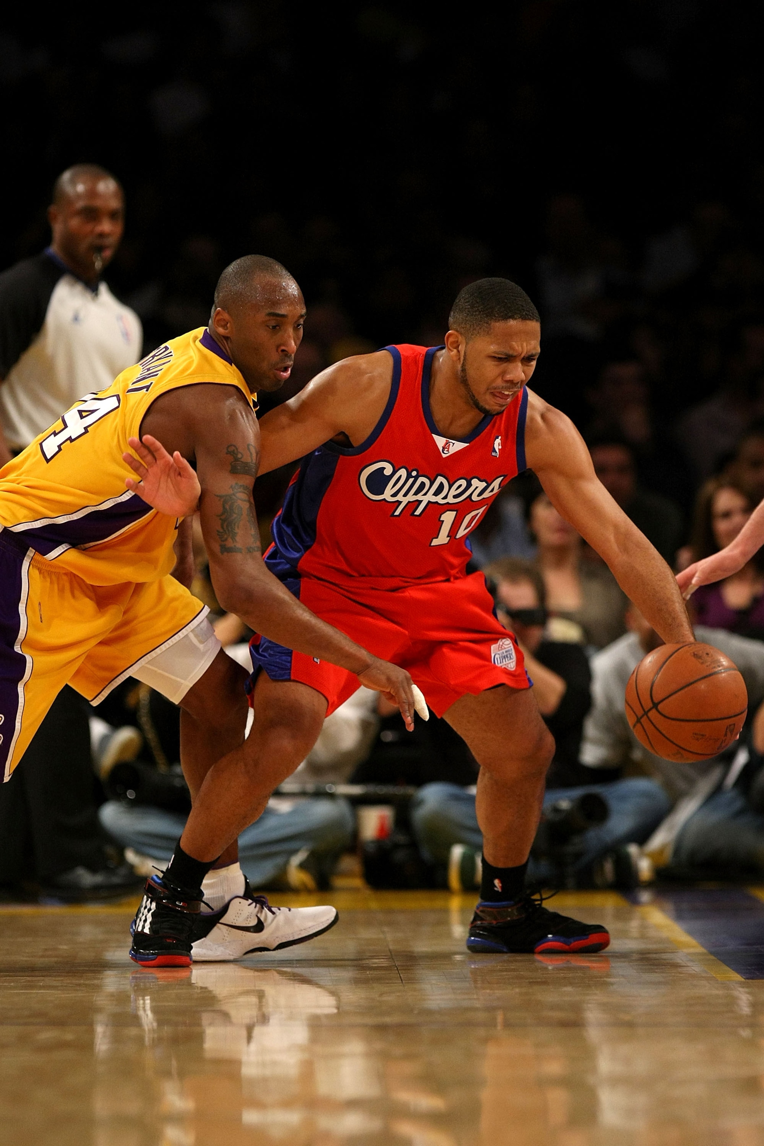 LOS ANGELES, CA - JANUARY 15:  Eric Gordon #10 of the Los Angeles Clippers and Kobe Bryant #24 of the Los Angeles Lakers go for the ball in the second quarter during the game on January 15, 2010 at Staples Center in Los Angeles, California. NOTE TO USER: