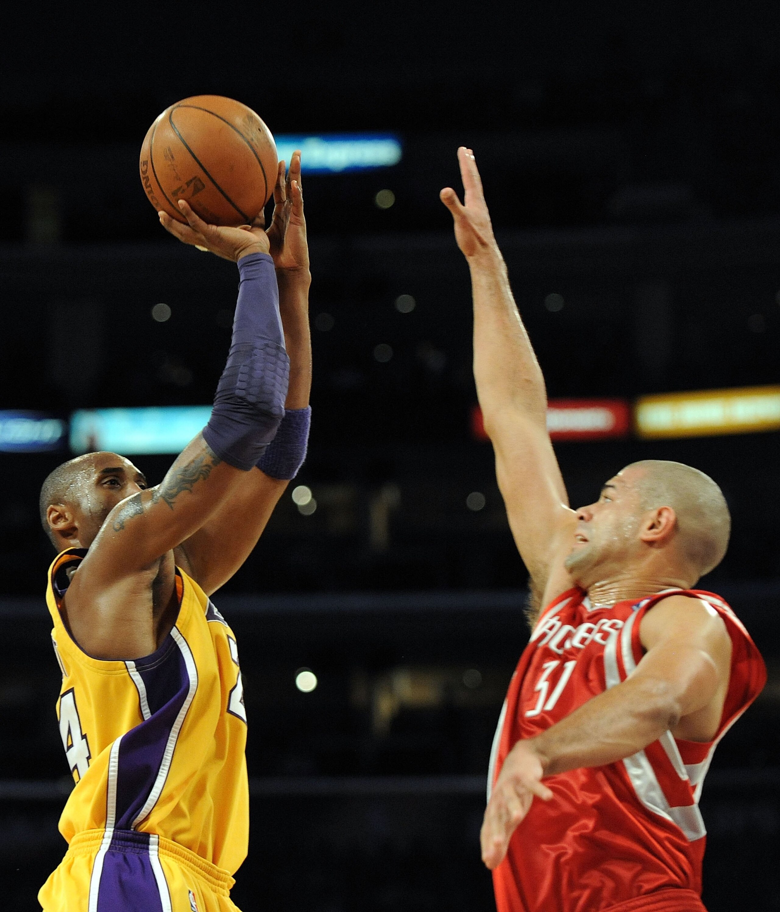 LOS ANGELES, CA - JANUARY 05:  Kobe Bryant #24 of the Los Angeles Lakers shoots in front of Shane Battier #31 of the Houston Rockets at Staples Center on January 5, 2010 in Los Angeles, California.  NOTE TO USER: User expressly acknowledges and agrees tha