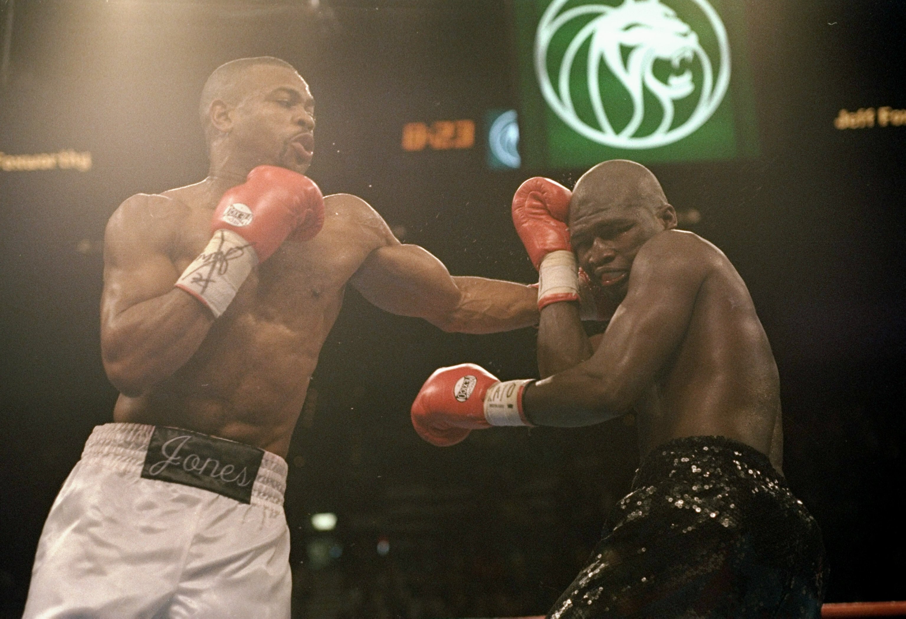18 Nov 1994:  Roy Jones Jr. (left) and James Toney in action during a bout. Mandatory Credit: Holly Stein  /Allsport
