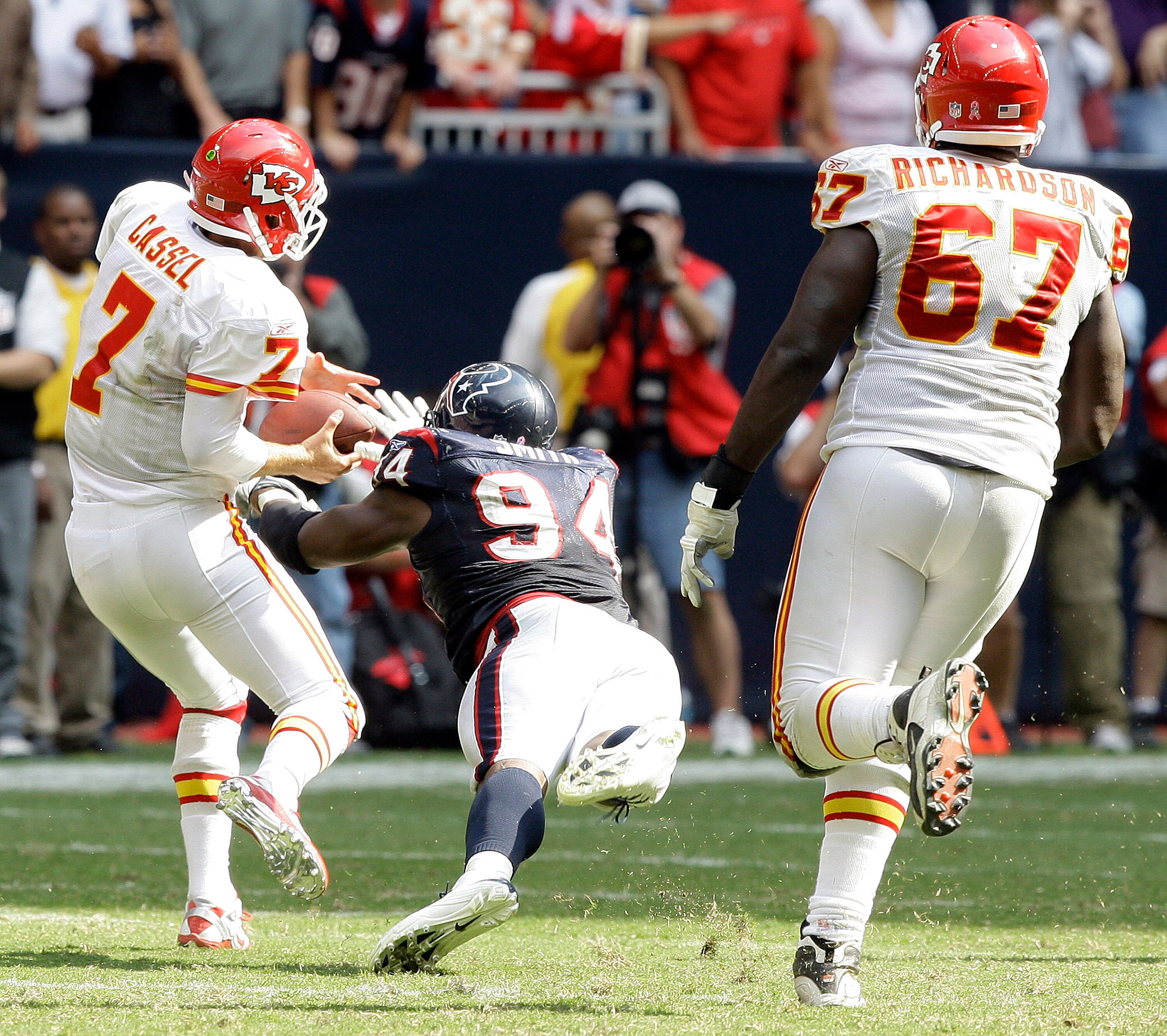 HOUSTON - OCTOBER 17:  Quarterback Matt Cassel #7 of the Kasnas City Cheifs scrambles away from Antonio Smith #94 of the Houston Texans at Reliant Stadium on October 17, 2010 in Houston, Texas.  (Photo by Bob Levey/Getty Images)