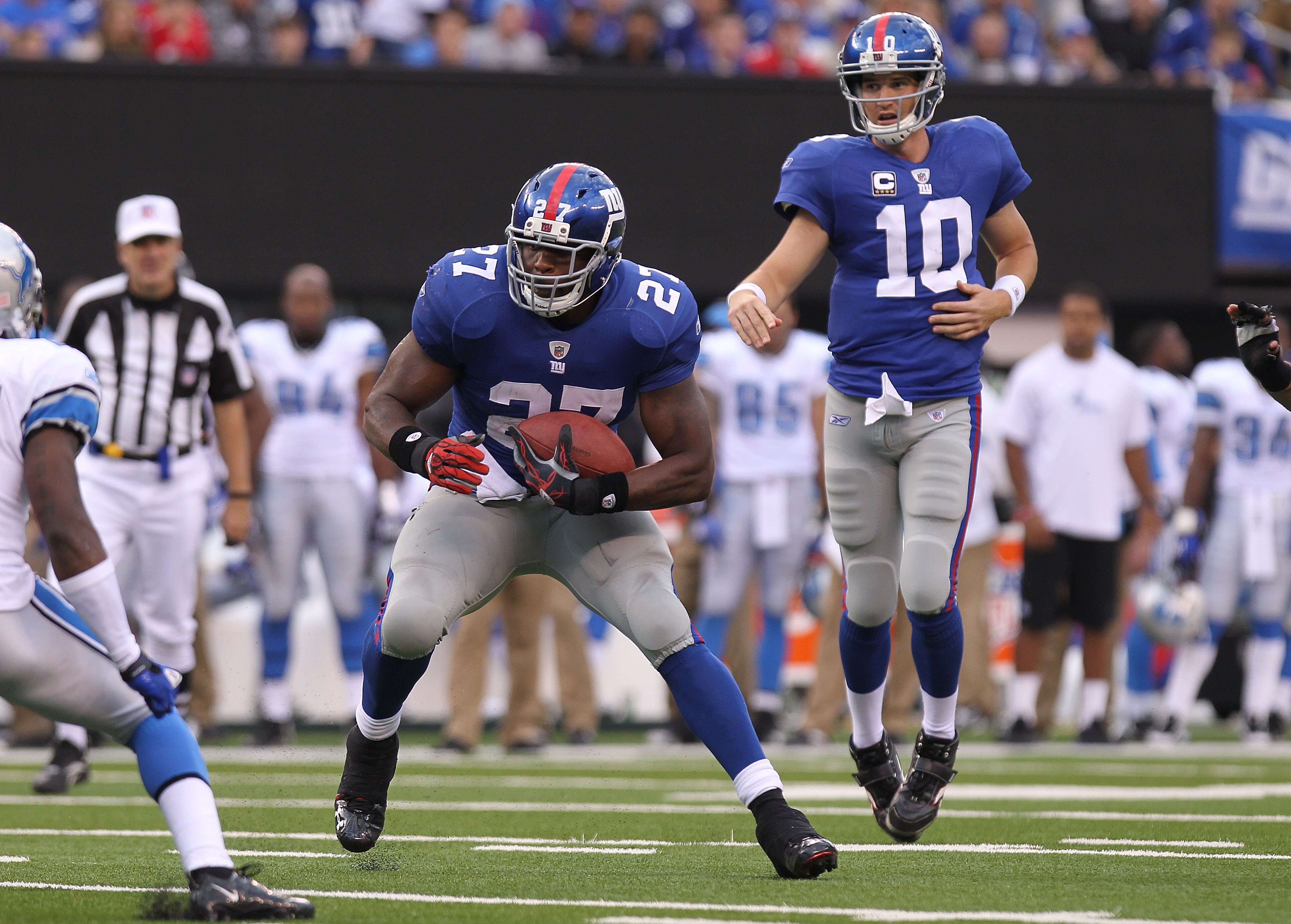 EAST RUTHERFORD, NJ - OCTOBER 17:  Brandon Jacobs #27 of the New York Giants against the Detroit Lions at New Meadowlands Stadium on October 17, 2010 in East Rutherford, New Jersey.  (Photo by Nick Laham/Getty Images)