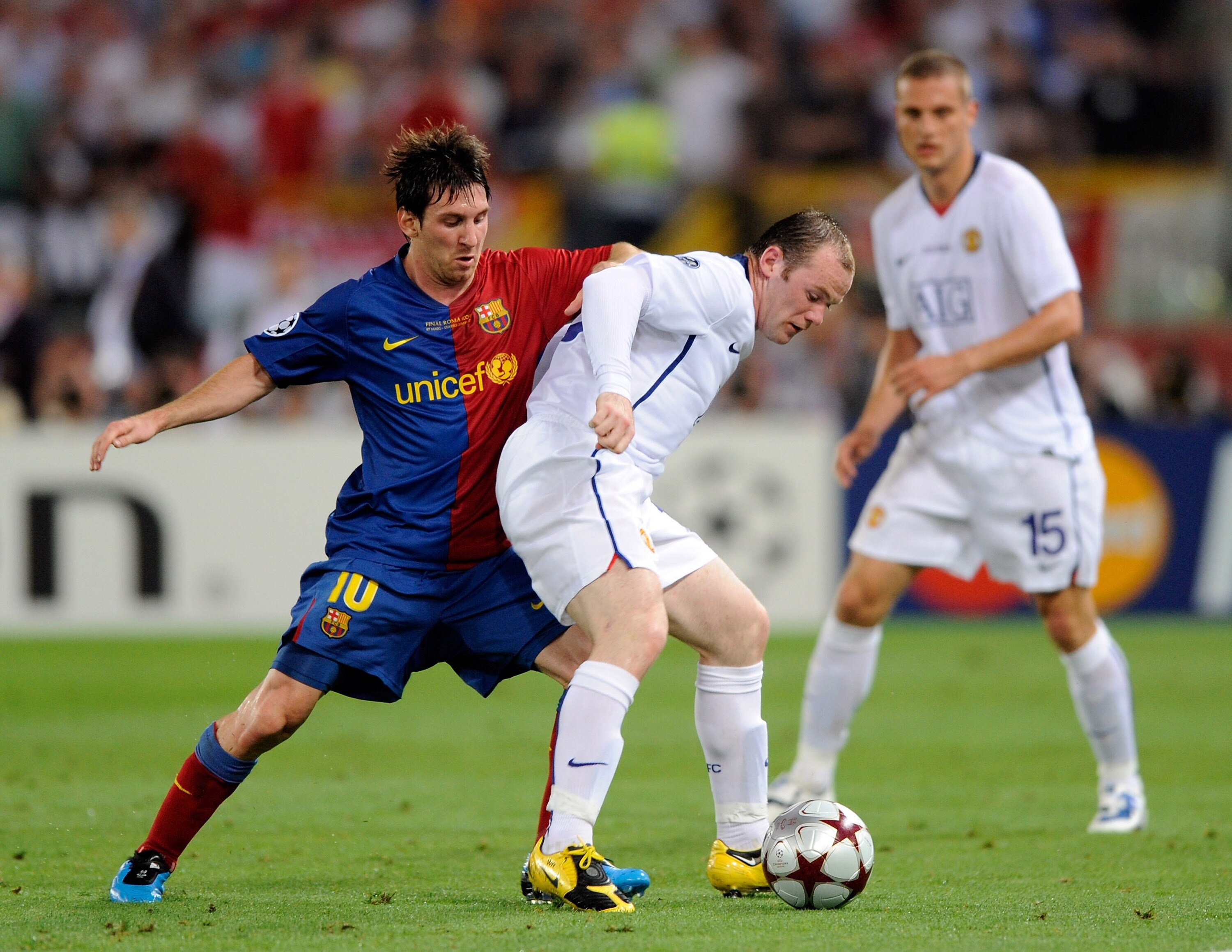ROME, ITALY - MAY 27:  Wayne Rooney (R) of Manchester United FC is challenged by Lionel Messi of Barcelona during the UEFA Champions League Final match between Barcelona and Manchester United at the Stadio Olimpico on May 27, 2009 in Rome, Italy.  (Photo 