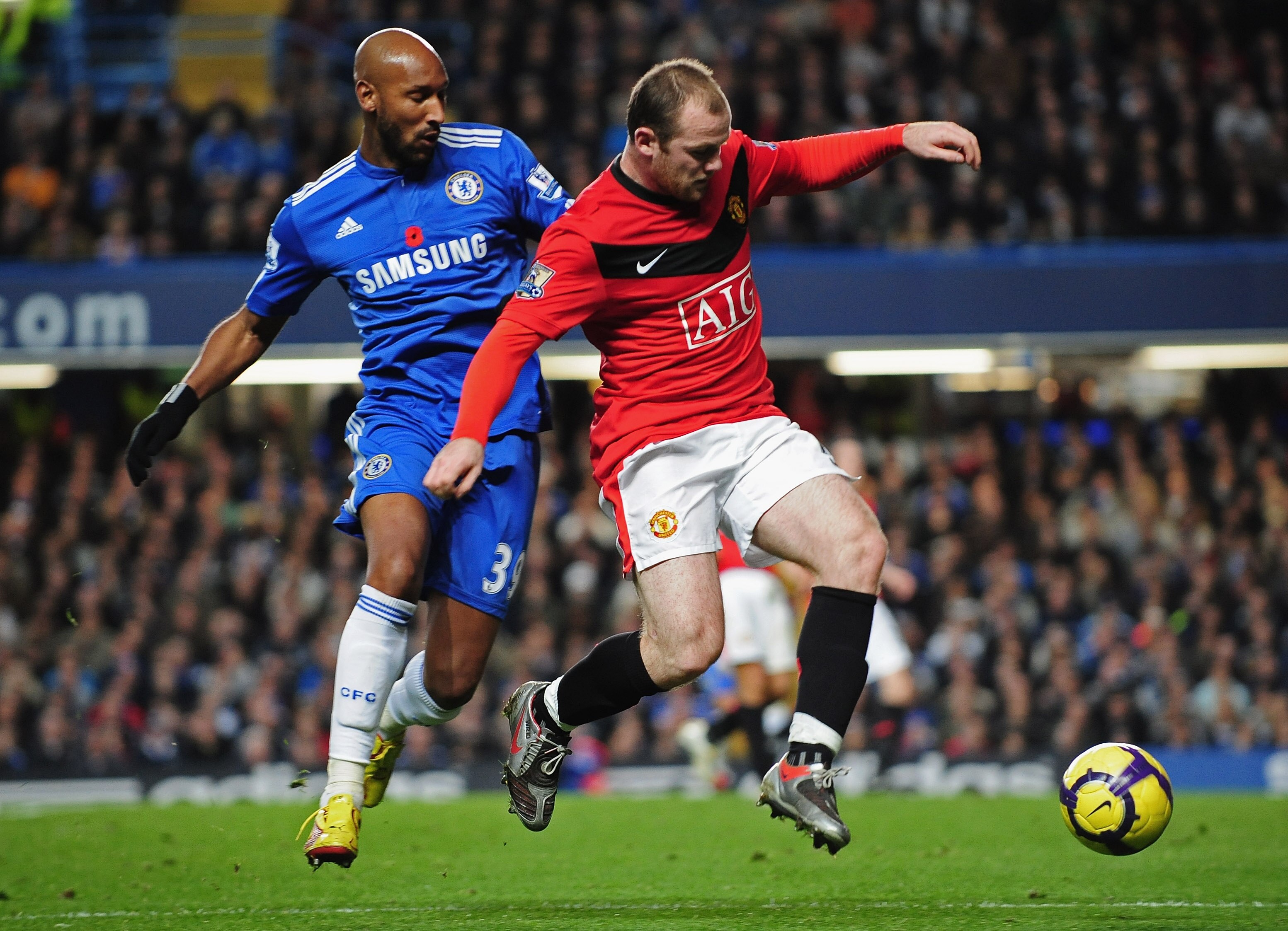 LONDON, ENGLAND - NOVEMBER 08:  Wayne Rooney of Manchester United controls the ball under pressure from Nicolas Anelka of Chelsea during the Barclays Premier League match between Chelsea and Manchester United at Stamford Bridge on November 8, 2009 in Lond