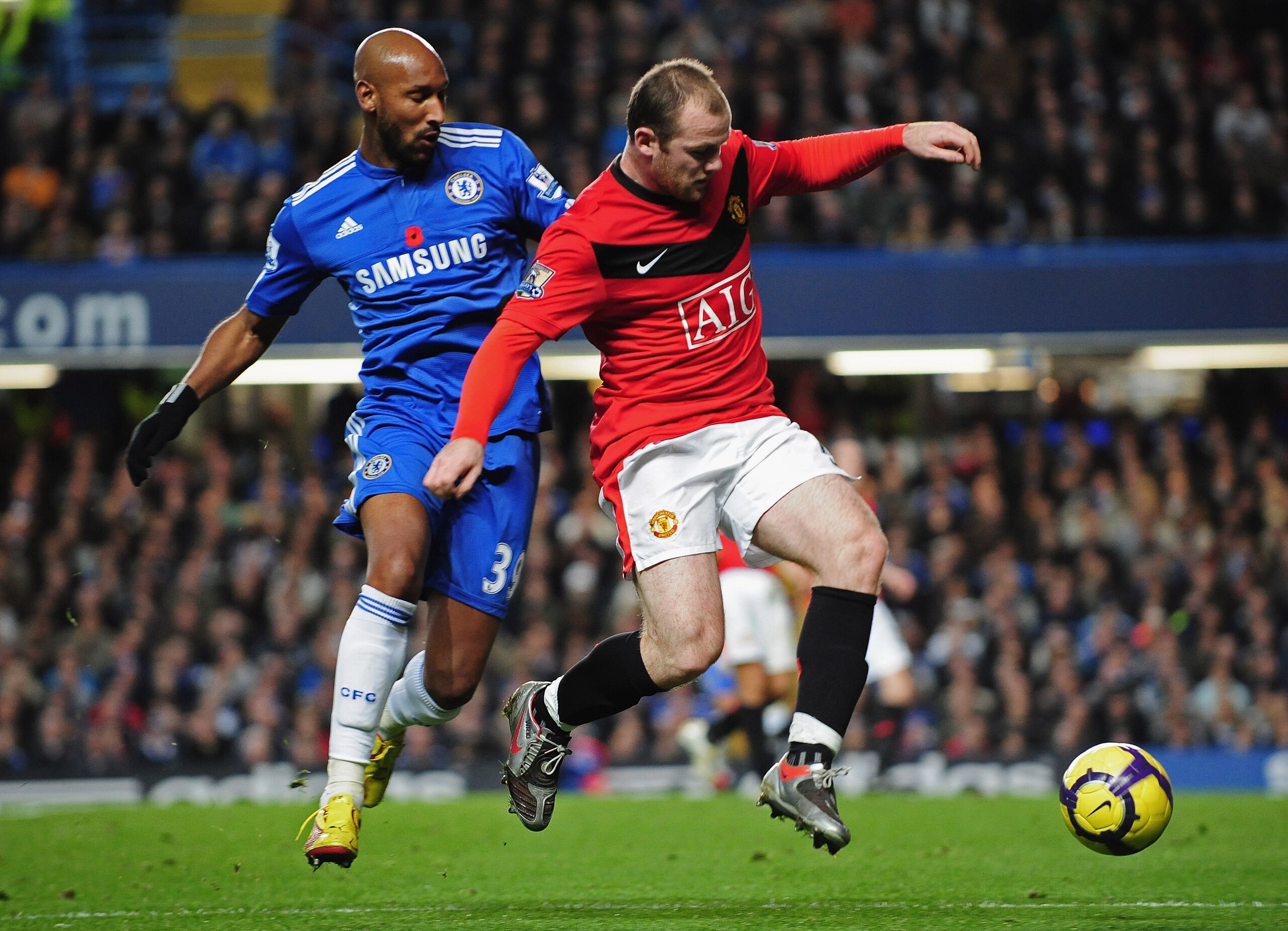 LONDON, ENGLAND - NOVEMBER 08:  Wayne Rooney of Manchester United controls the ball under pressure from Nicolas Anelka of Chelsea during the Barclays Premier League match between Chelsea and Manchester United at Stamford Bridge on November 8, 2009 in Lond