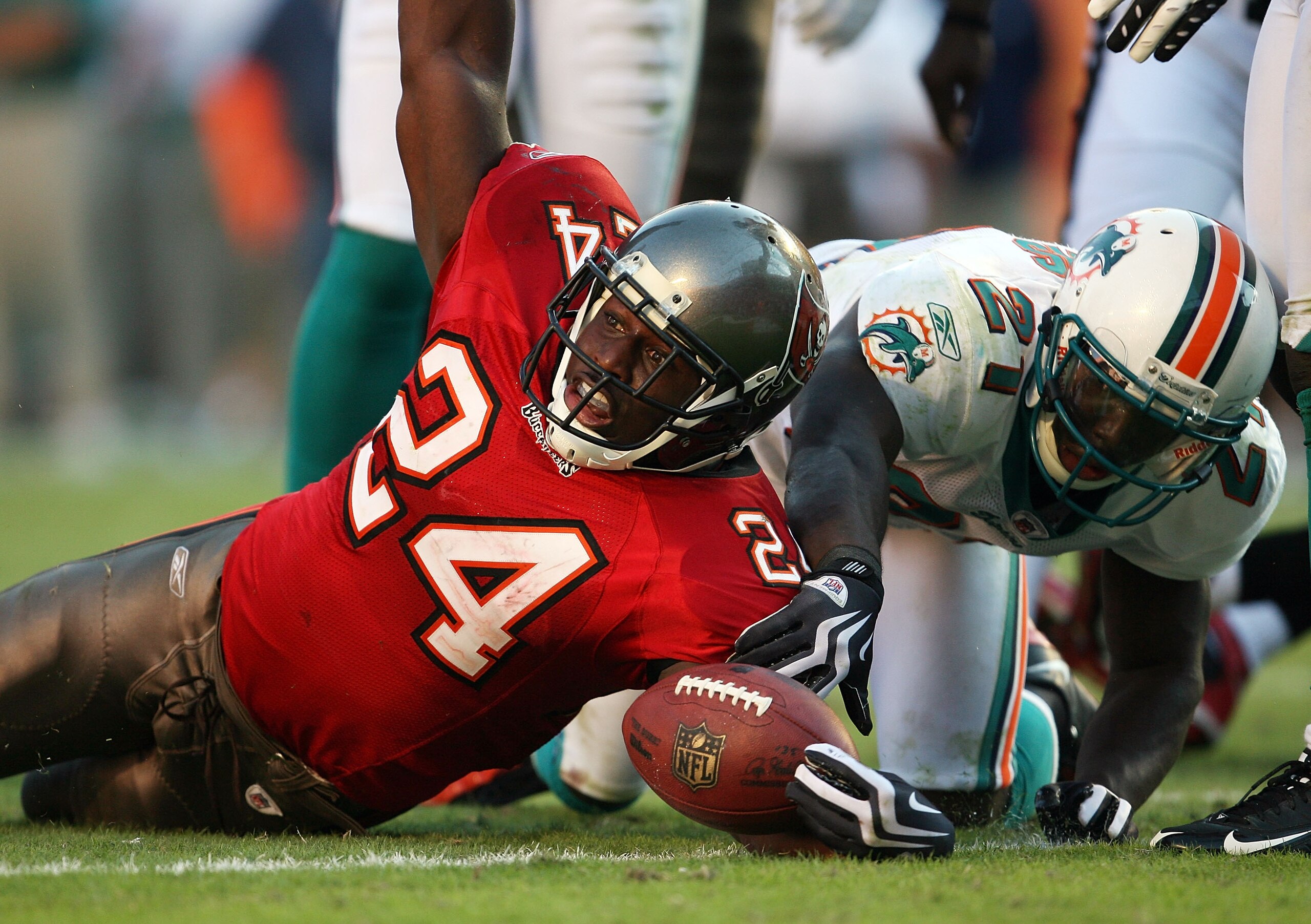 MIAMI GARDENS, FL - NOVEMBER 15:  Running back Carnell Williams #24 of the Tampa Bay Buccaneers celebrates his fourth quarter touchdown after getting past cornerback Vontae Davis #21 of the Miami Dolphins at Land Shark Stadium on November 15, 2009 in Miam