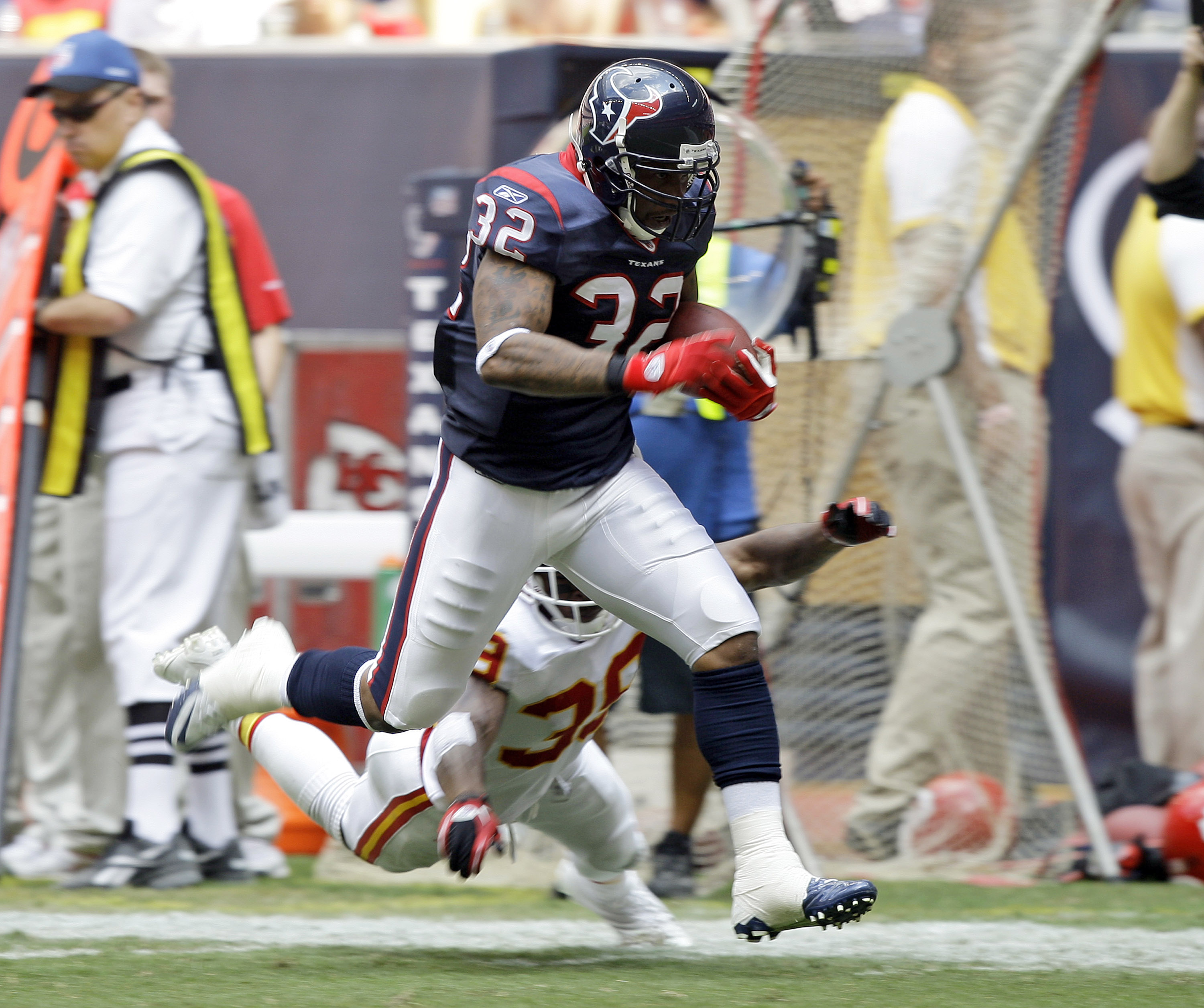 HOUSTON - OCTOBER 17:  Running back Derrick Ward #32 runs for a 38 yard touchdown in the third quarter against the Kansas City Chiefs at Reliant Stadium on October 17, 2010 in Houston, Texas.  (Photo by Bob Levey/Getty Images)