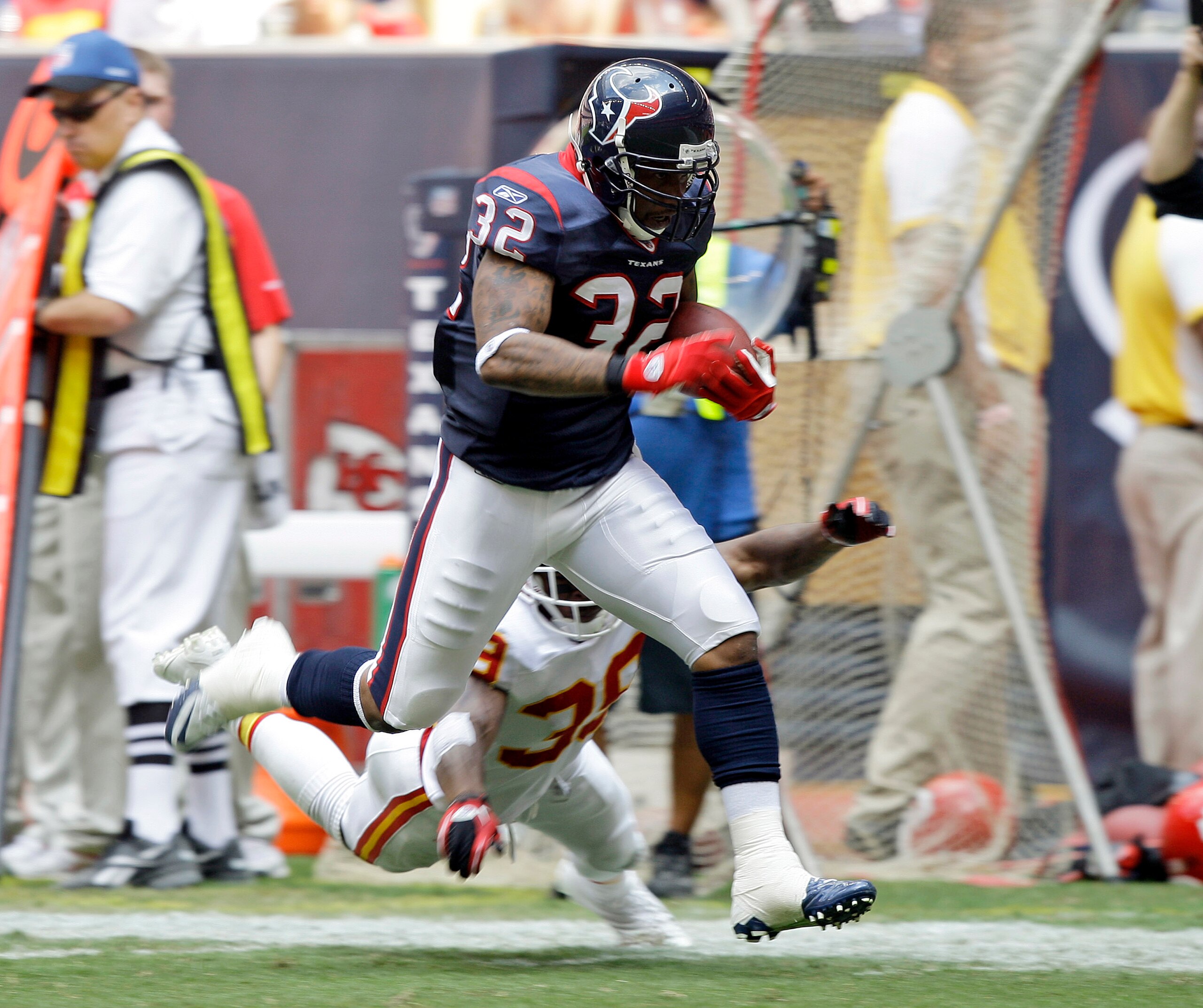 HOUSTON - OCTOBER 17: Running back Derrick Ward #32 runs for a 38 yard touchdown in the third quarter against the Kansas City Chiefs at Reliant Stadium on October 17, 2010 in Houston, Texas. (Photo by Bob Levey/Getty Images) HOUSTON - OCTOBER 17: Running back Derrick Ward #32 runs for a 38 yard touchdown in the third quarter against the Kansas City Chiefs at Reliant Stadium on October 17, 2010 in Houston, Texas. (Photo by Bob Levey/Getty Images)