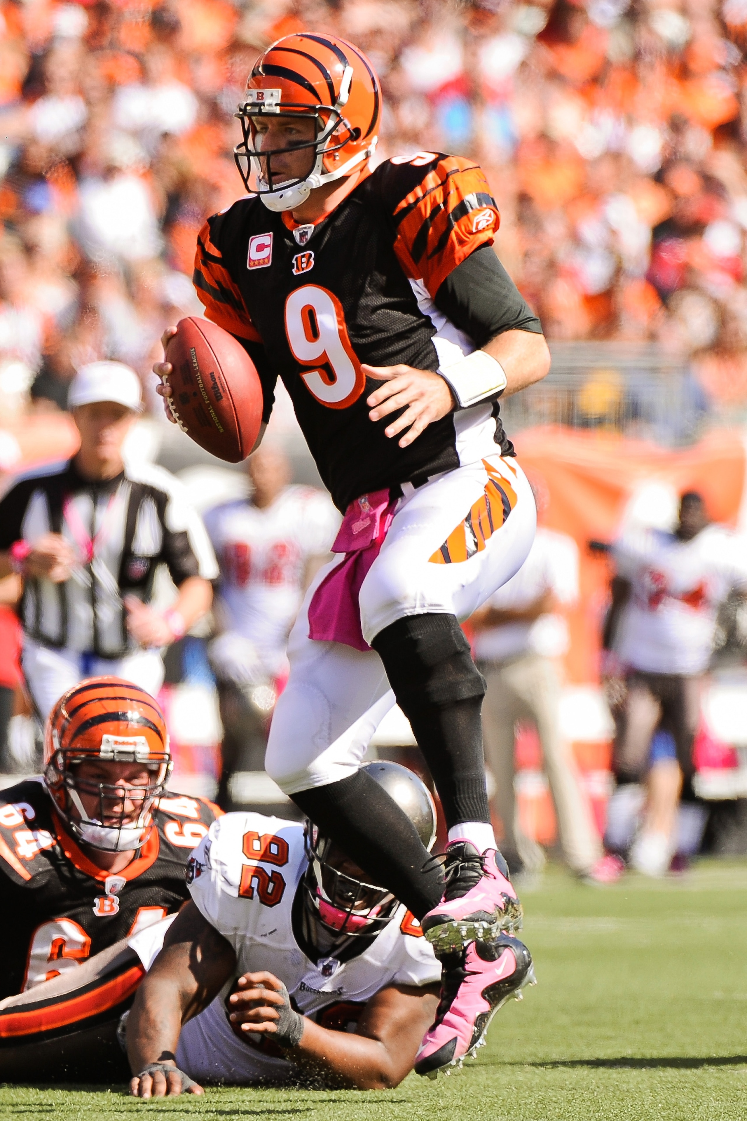 CINCINNATI, OH - OCTOBER 10: Quarterback Carson Palmer #9 of the Cincinnati Bengals scrambles against the Tampa Bay Buccaneers at Paul Brown Stadium on October 10, 2010 in Cincinnati, Ohio. (Photo by Jamie Sabau/Getty Images)