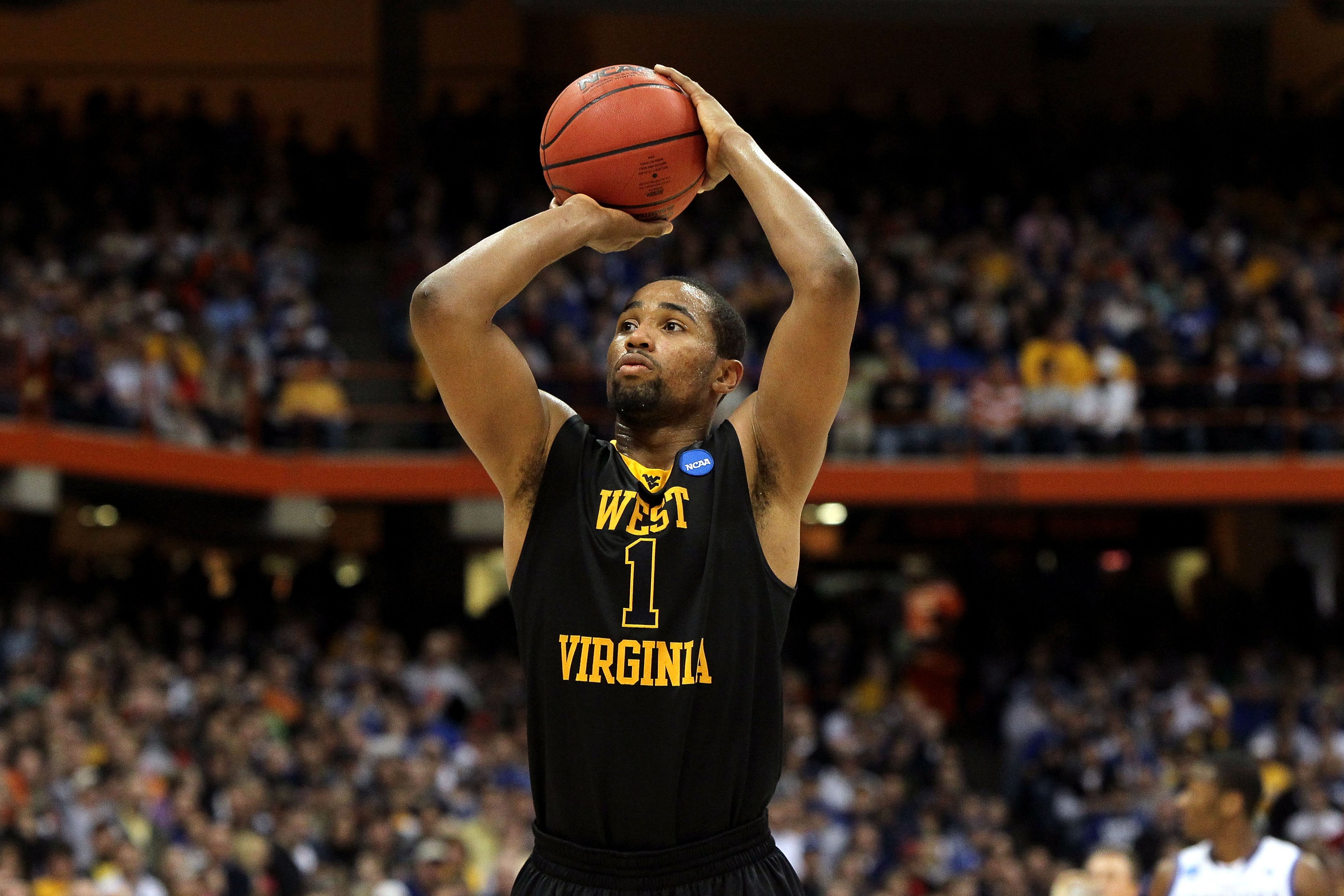 SYRACUSE, NY - MARCH 27:  Da'Sean Butler #1 of the West Virginia Mountaineers attempts a technical free throw against the Kentucky Wildcats during the east regional final of the 2010 NCAA men's basketball tournament at the Carrier Dome on March 27, 2010 i