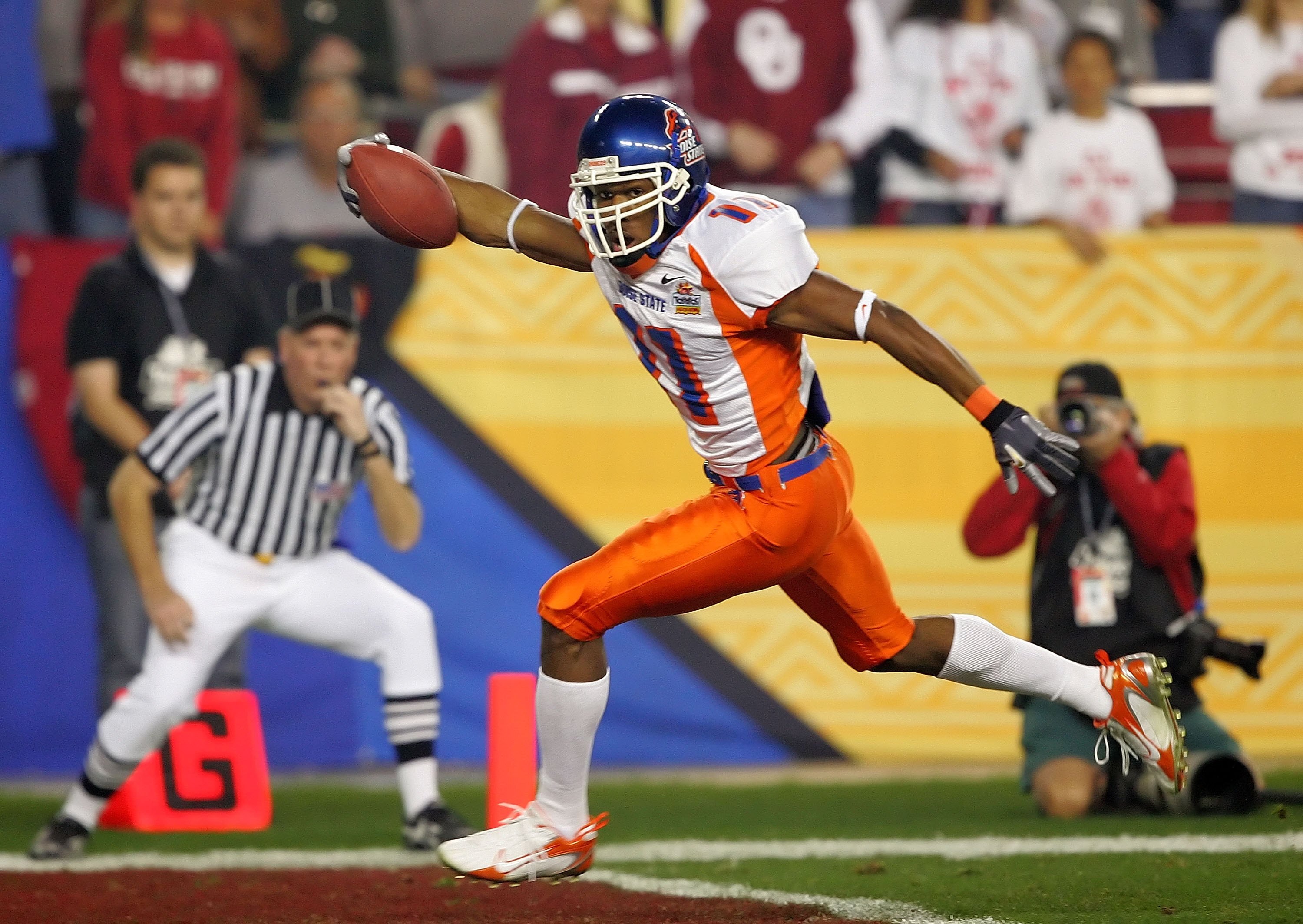 GLENDALE, AZ - JANUARY 01:  Wide receiver Drisan James #11 of the Boise State Broncos scores a 49-yard touchdown in the first quarter against the Oklahoma Sooners at the Tostito's Fiesta Bowl at University of Phoenix Stadium on January 1, 2007 in Glendale