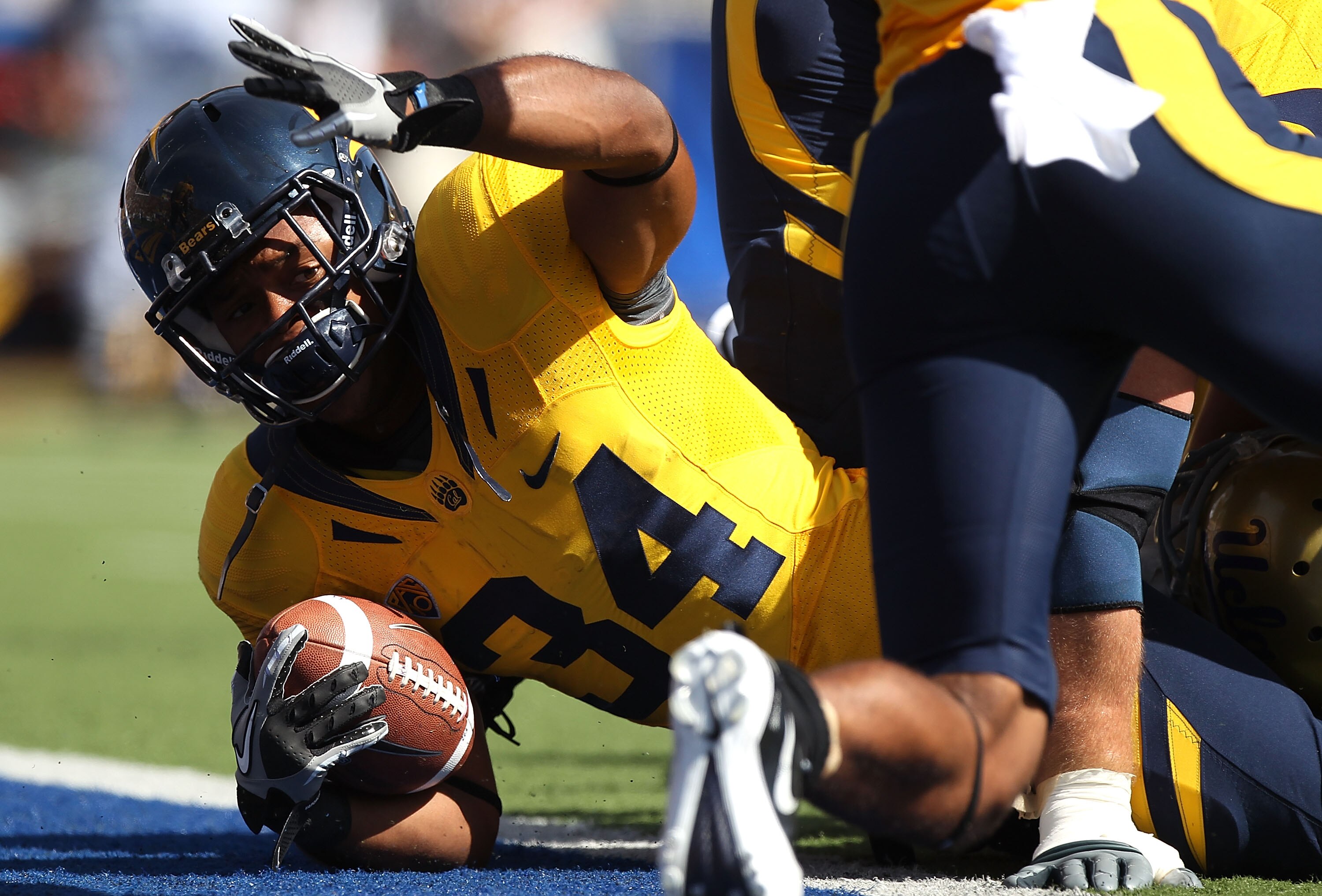 BERKELEY, CA - OCTOBER 09:  Shane Vereen #34 of the California Golden Bears signals for a touchdown against the UCLA Bruins in the first half at California Memorial Stadium on October 9, 2010 in Berkeley, California. Vereen scored on the next play. (Photo