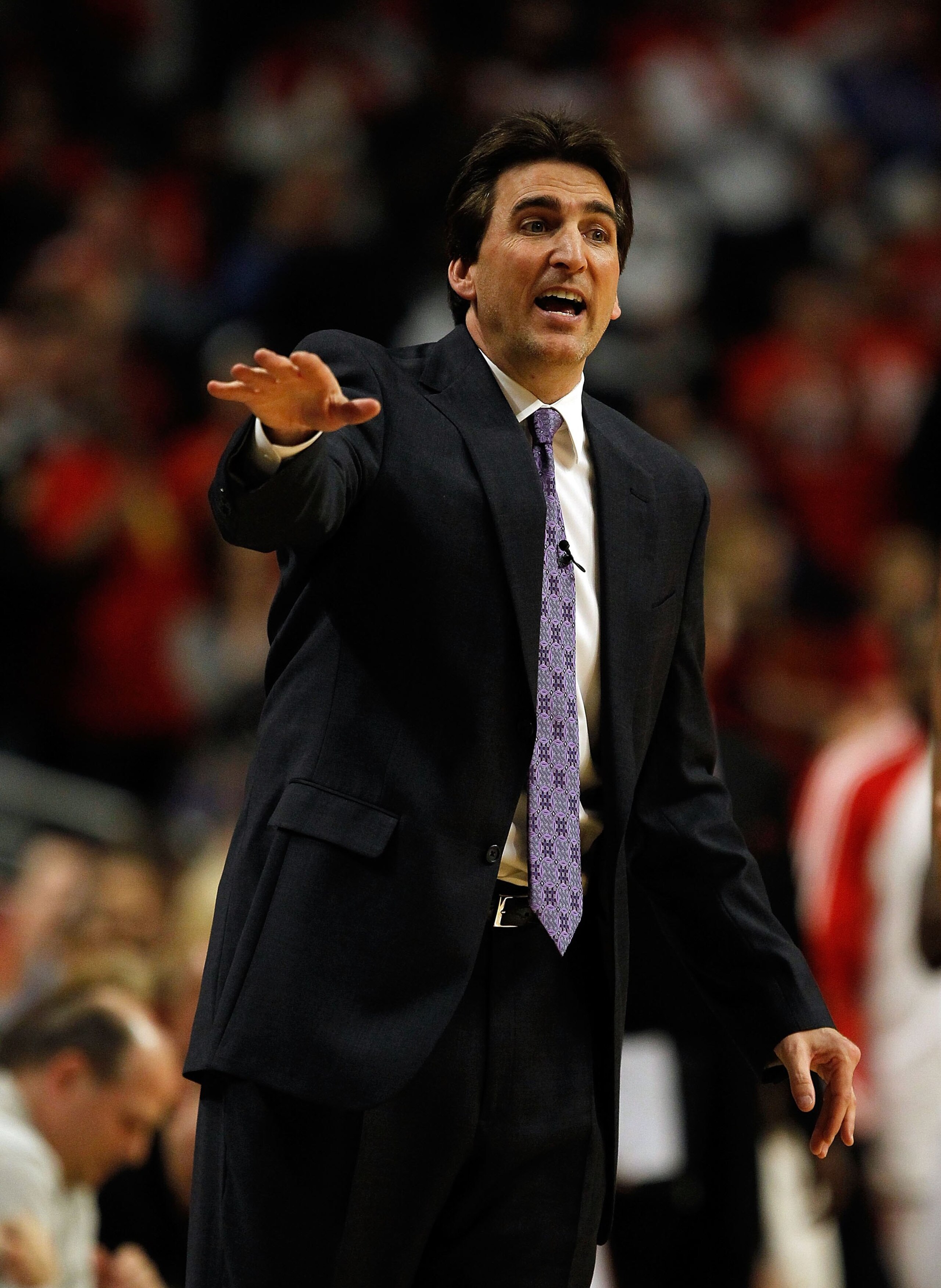CHICAGO - APRIL 22: Head coach Vinny Del Negro of the Chicago Bulls gives instructions to his team against the Cleveland Cavaliers in Game Three of the Eastern Conference Quarterfinals during the 2010 NBA Playoffs at the United Center on April 22, 2010 in