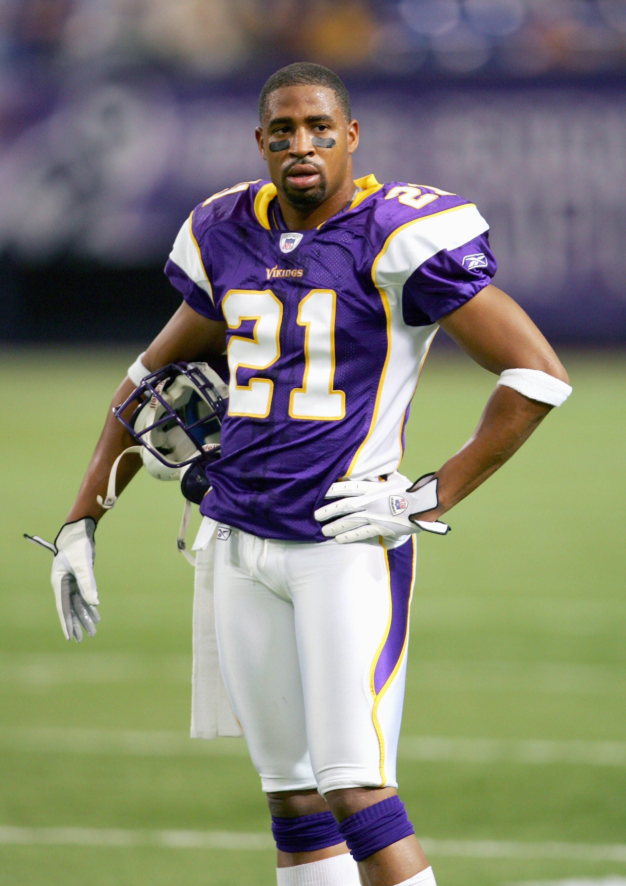 INNEAPOLIS - SEPTEMBER 24: Fred Smoot #21 of the Minnesota Vikings rests during the game with the Chicago Bears September on 24, 2006 at the Metrodome in Minneapolis, Minnesota. The Bears won 19-16. (Photo by Doug Pensinger/Getty Images) INNEAPOLIS - SEPTEMBER 24: Fred Smoot #21 of the Minnesota Vikings rests during the game with the Chicago Bears September on 24, 2006 at the Metrodome in Minneapolis, Minnesota. The Bears won 19-16. (Photo by Doug Pensinger/Getty Images)