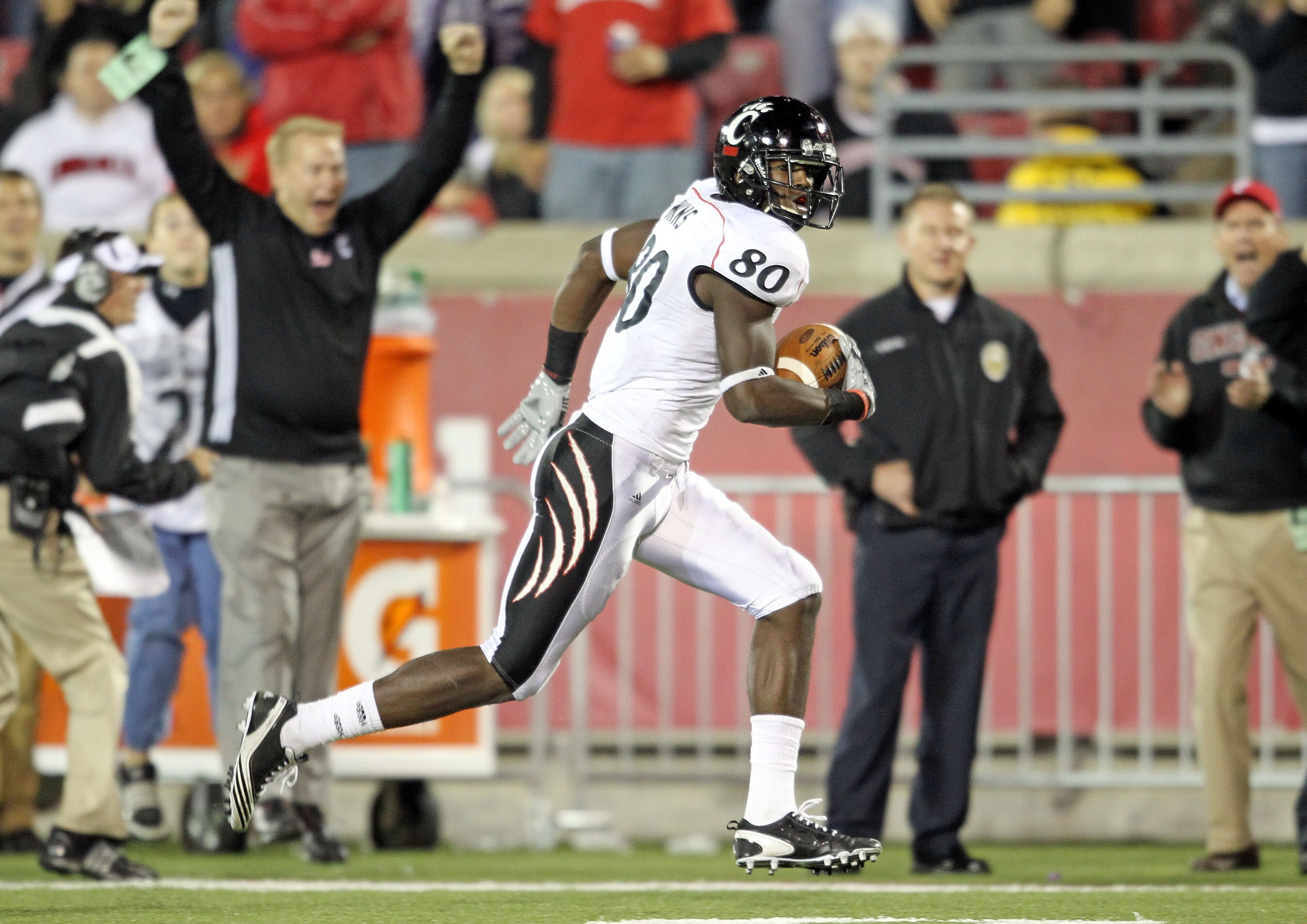 LOUISVILLE, KY - OCTOBER 15: Armon Binns # 80 of the Cincinnati Bearcats runs for a touchdown during the Big East Conference game against the Louisville Cardinals at Papa John's Cardinal Stadium on October 15, 2010 in Louisville, Kentucky. (Photo by And LOUISVILLE, KY - OCTOBER 15: Armon Binns # 80 of the Cincinnati Bearcats runs for a touchdown during the Big East Conference game against the Louisville Cardinals at Papa John's Cardinal Stadium on October 15, 2010 in Louisville, Kentucky. (Photo by And
