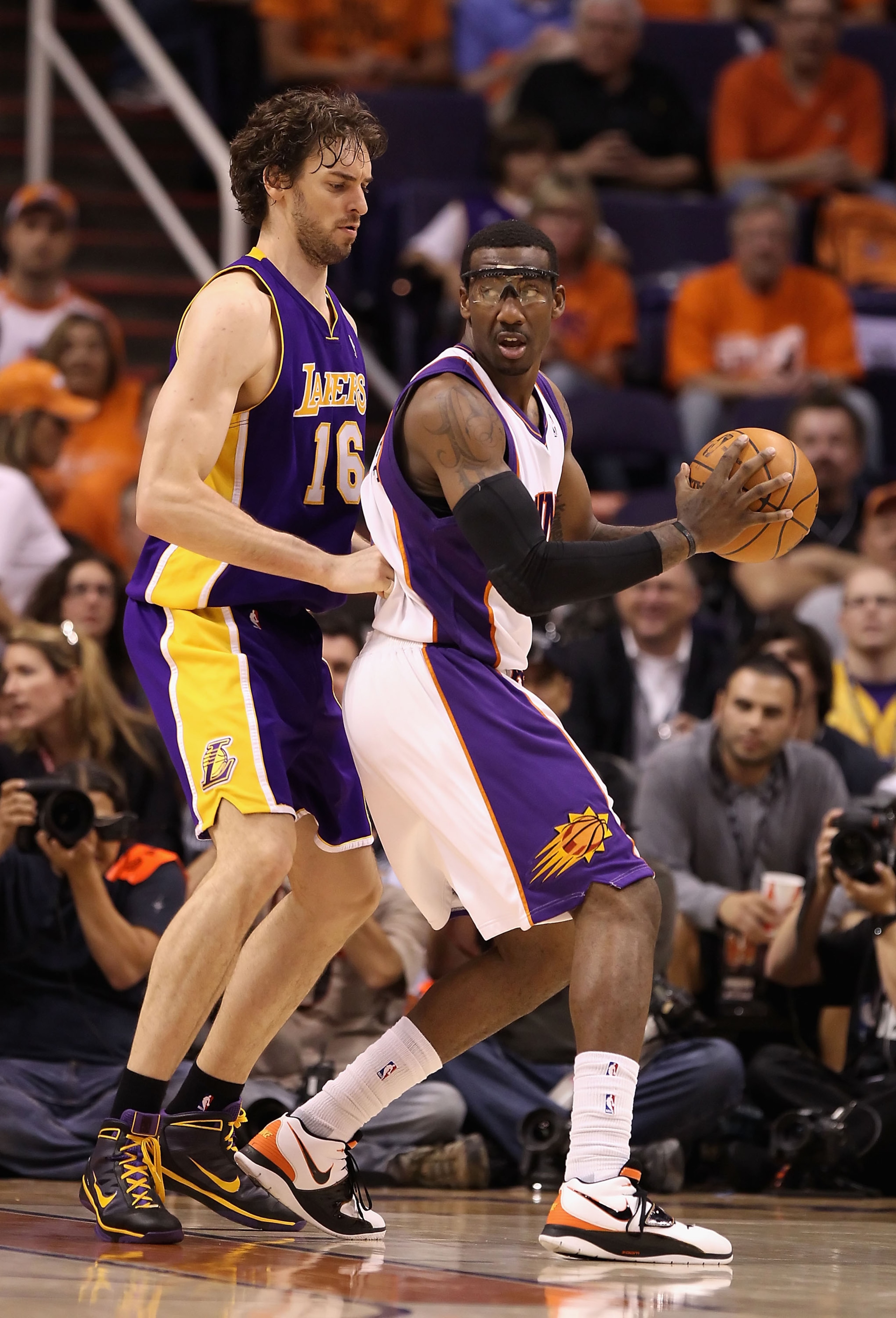 PHOENIX - MAY 25:  Amar'e Stoudemire #1 of the Phoenix Suns handles the ball under pressure from Pau Gasol #16 of the Los Angeles Lakers during Game Four of the Western Conference finals of the 2010 NBA Playoffs at US Airways Center on May 25, 2010 in Pho