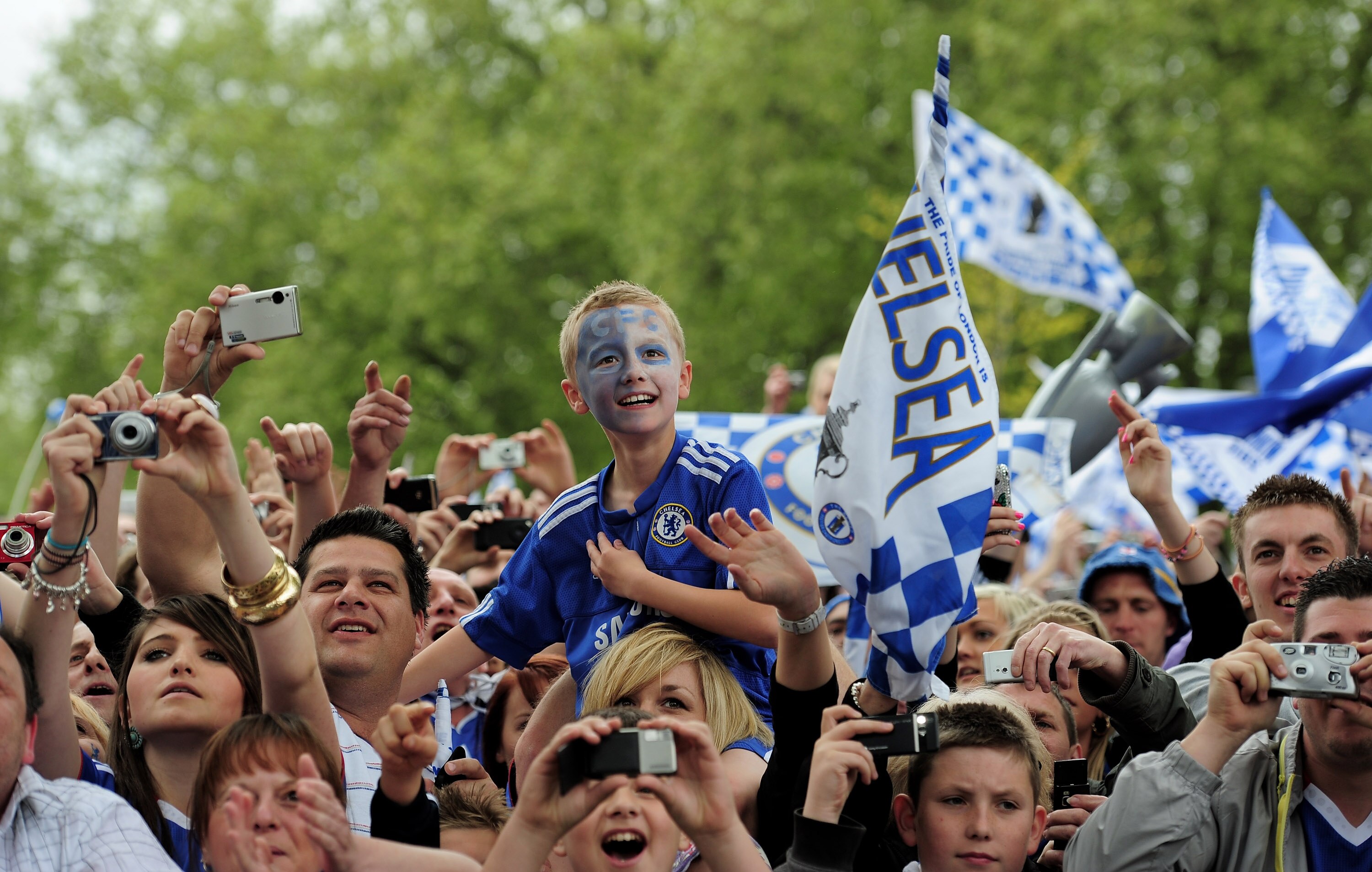 LONDON, ENGLAND - MAY 16:  Chelsea fans celebrate during the Chelsea FC Victory Parade on May 16, 2010 in London, England.  (Photo by Shaun Botterill/Getty Images)