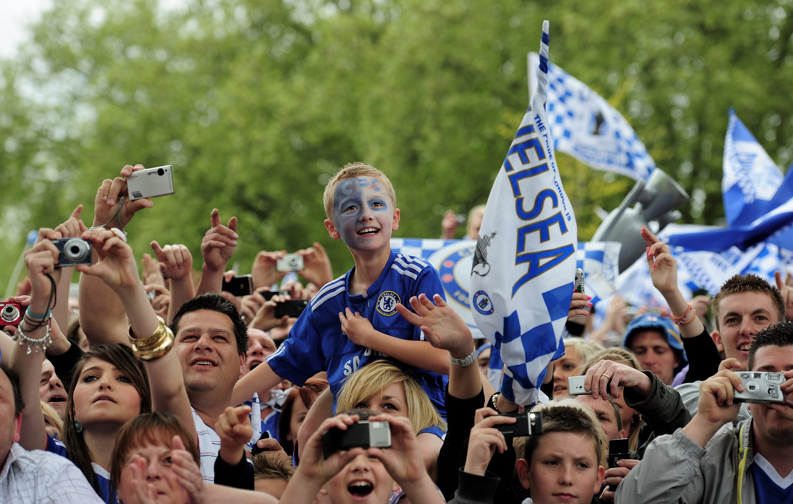 LONDON, ENGLAND - MAY 16:  Chelsea fans celebrate during the Chelsea FC Victory Parade on May 16, 2010 in London, England.  (Photo by Shaun Botterill/Getty Images)