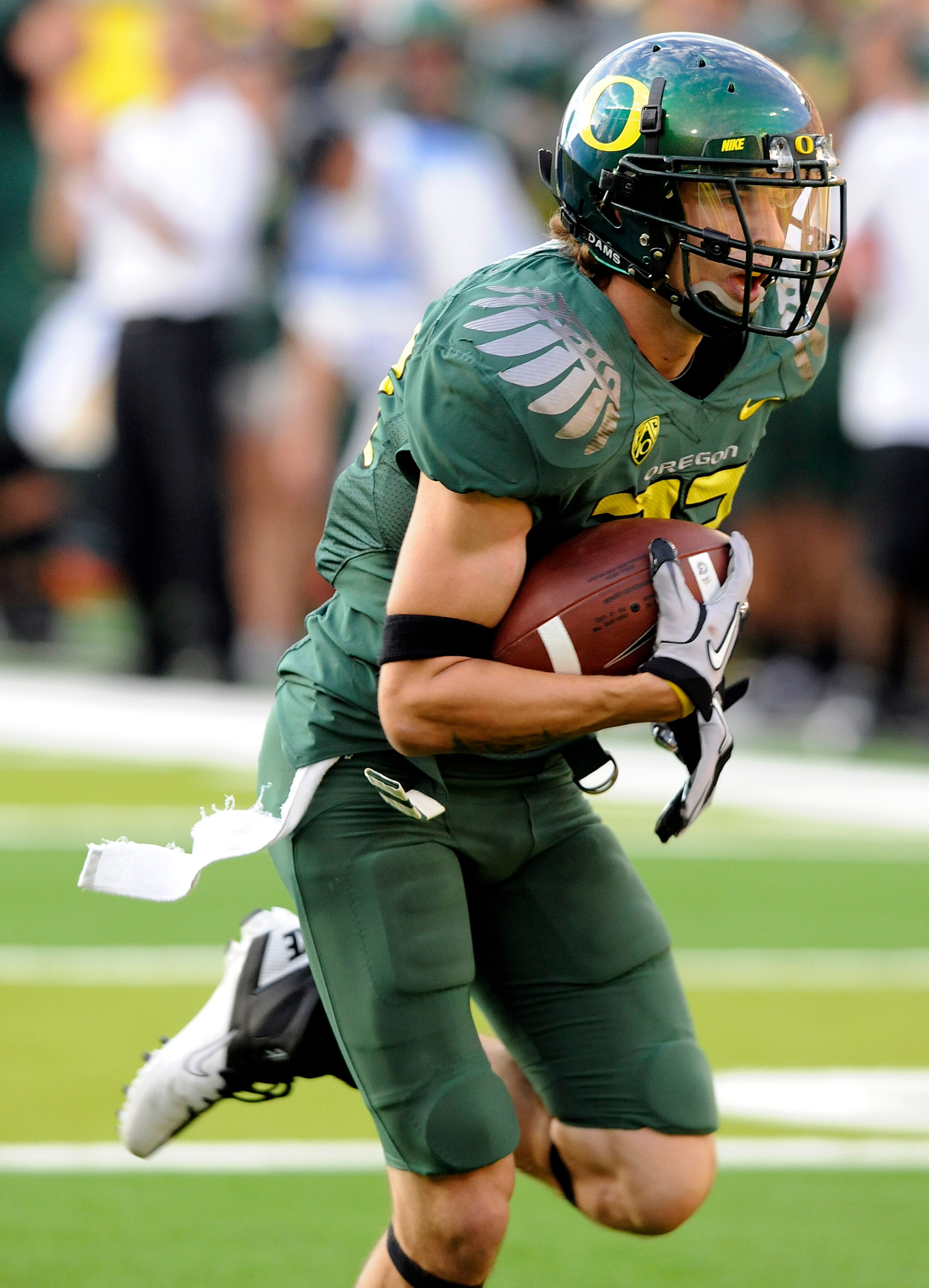 EUGENE, OR - OCTOBER 2: Wide receiver Jeff Maehl #23 of the Oregon Ducks heads for the end zone and a touchdown in the second quarter of the game against the Stanford Cardinal at Autzen Stadium on October 2, 2010 in Eugene, Oregon. Oregon won the game 52-