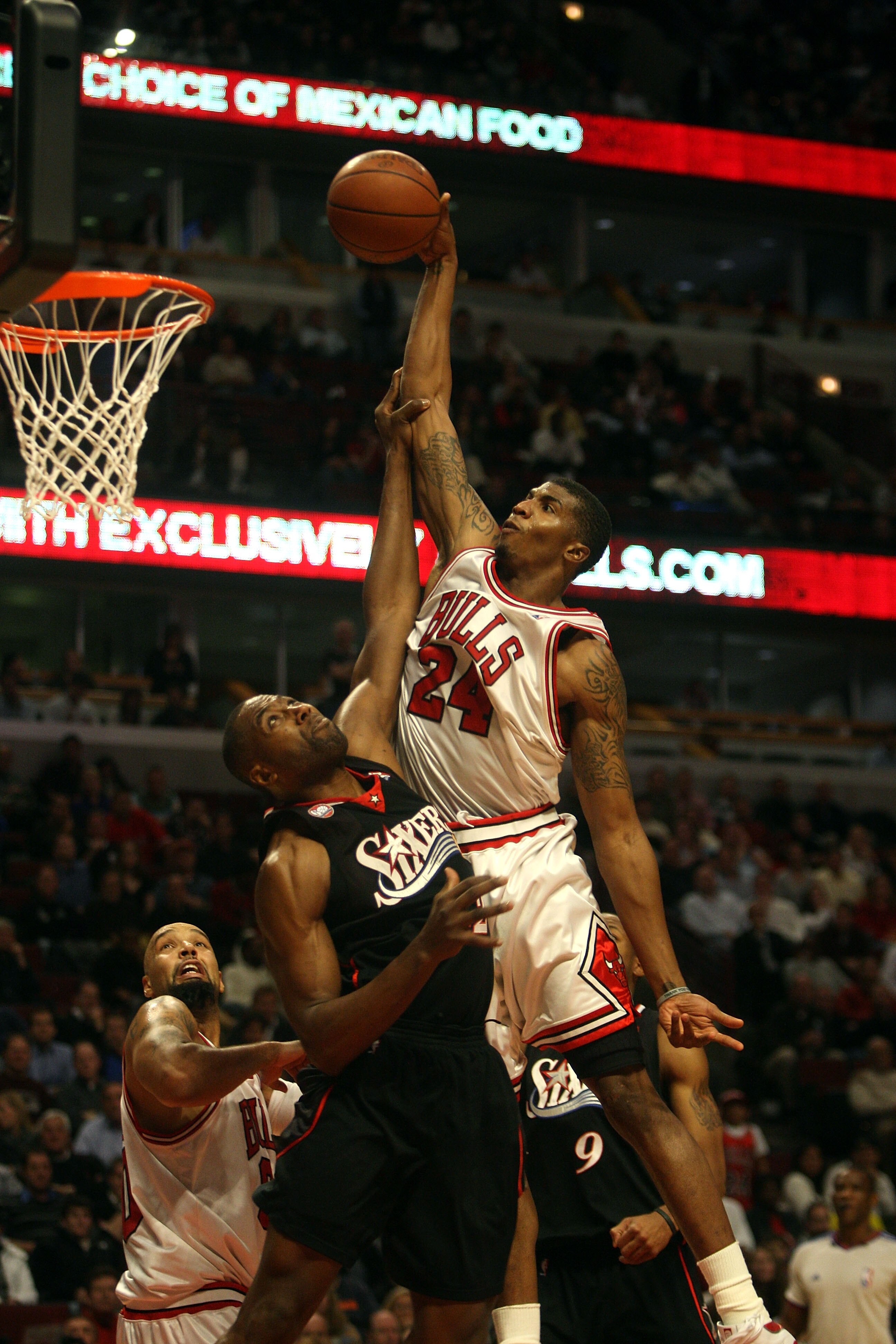 CHICAGO - DECEMBER 02:  Tyrus Thomas #24 of the Chicago Bulls attempts a dunk against Elton Brand #42 of the Philadelphia 76ers at the United Center on December 2, 2008 in Chicago, Illinois.  NOTE TO USER: User expressly acknowledges and agrees that, by d