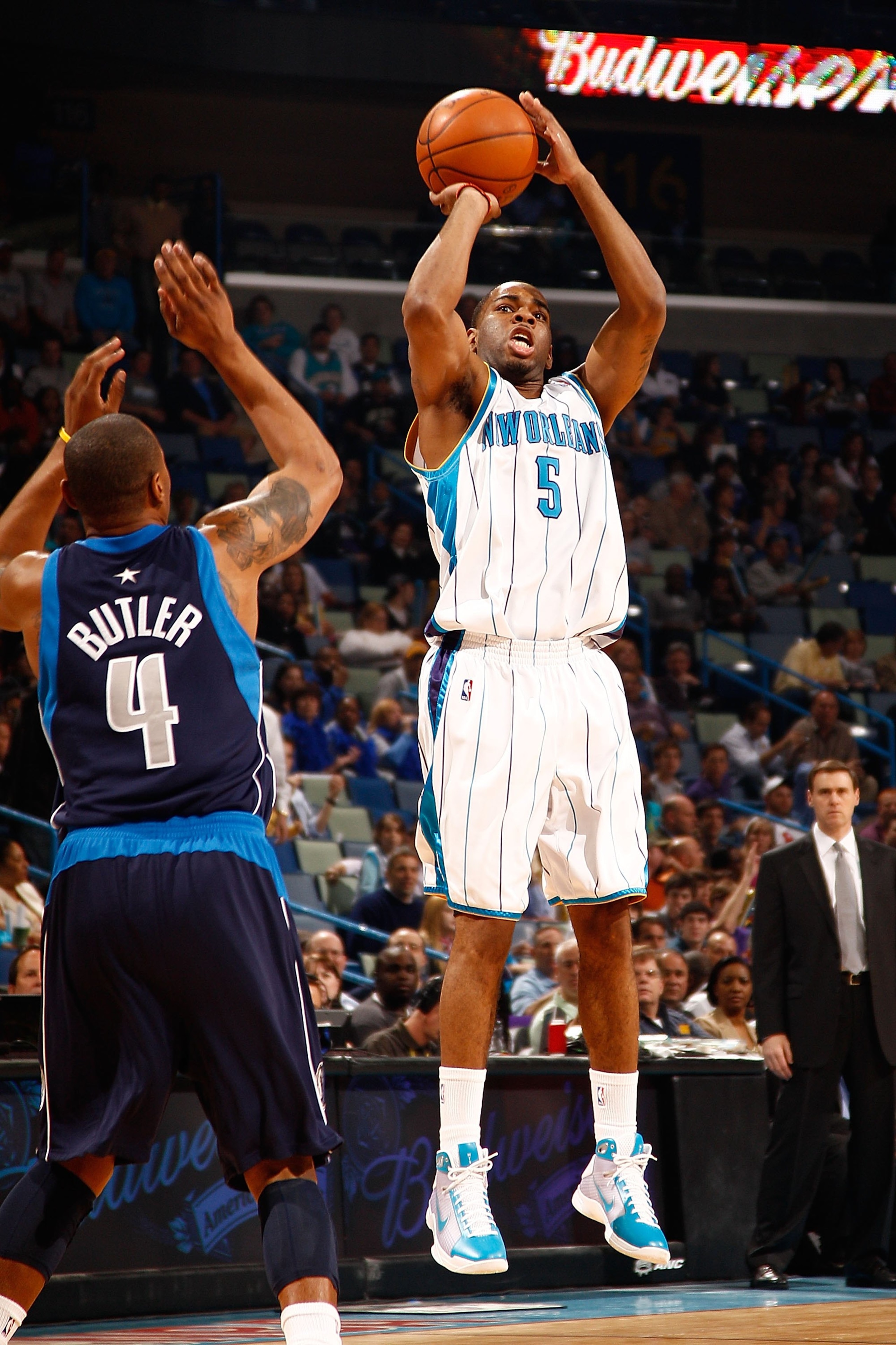 NEW ORLEANS - MARCH 22:  Marcus Thornton #5 of the New Orleans Hornets shoots the ball during the game against the Dallas Mavericks at the New Orleans Arena on March 22, 2010 in New Orleans, Louisiana.  NOTE TO USER: User expressly acknowledges and agrees