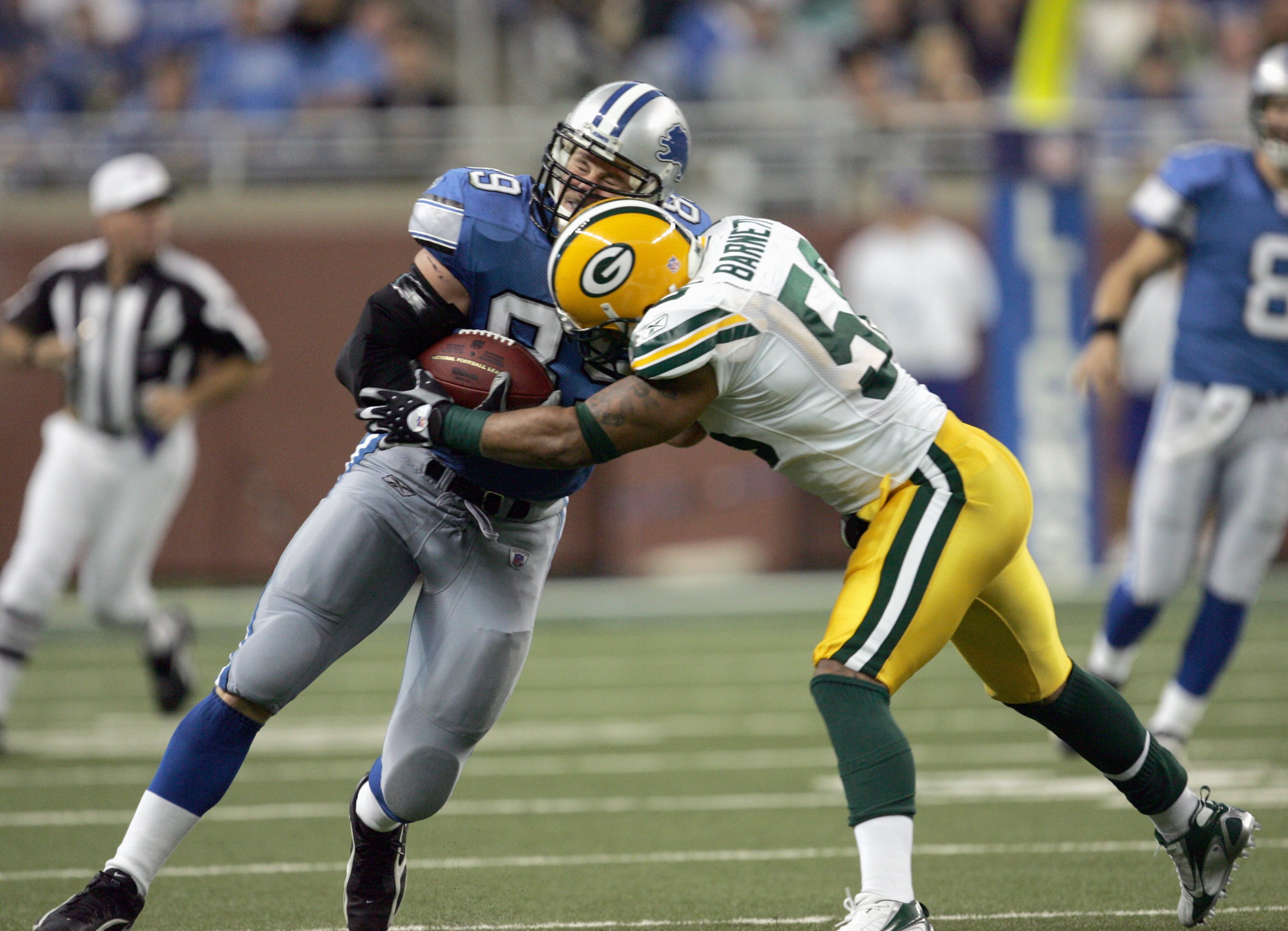 DETROIT - SEPTEMBER 24:  Nick Barnett #56 of the Green Bay Packers tackles Dan Campbell #89 of the Detroit Lions on September 24, 2006 at Ford Field in Detroit, Michigan. (Photo by Jonathan Daniel/Getty Images)