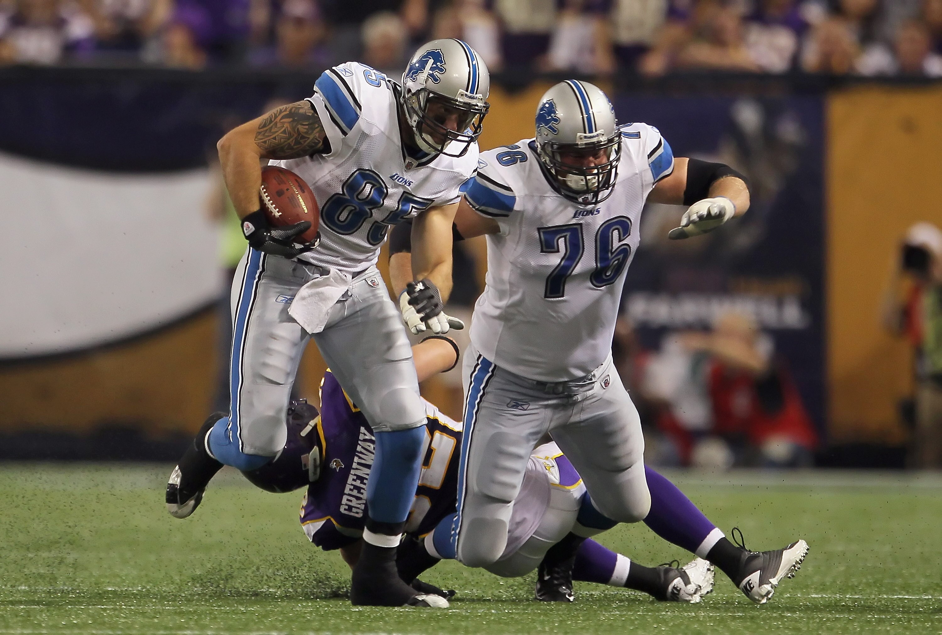 MINNEAPOLIS - SEPTEMBER 26:  Tight end Tony Scheffler #85 of the Detroit Lions carries the ball as teammate Jeff Backus #76 prepares to block against the Minnesota Vikings at Mall of America Field on September 26, 2010 in Minneapolis, Minnesota. The Vikin