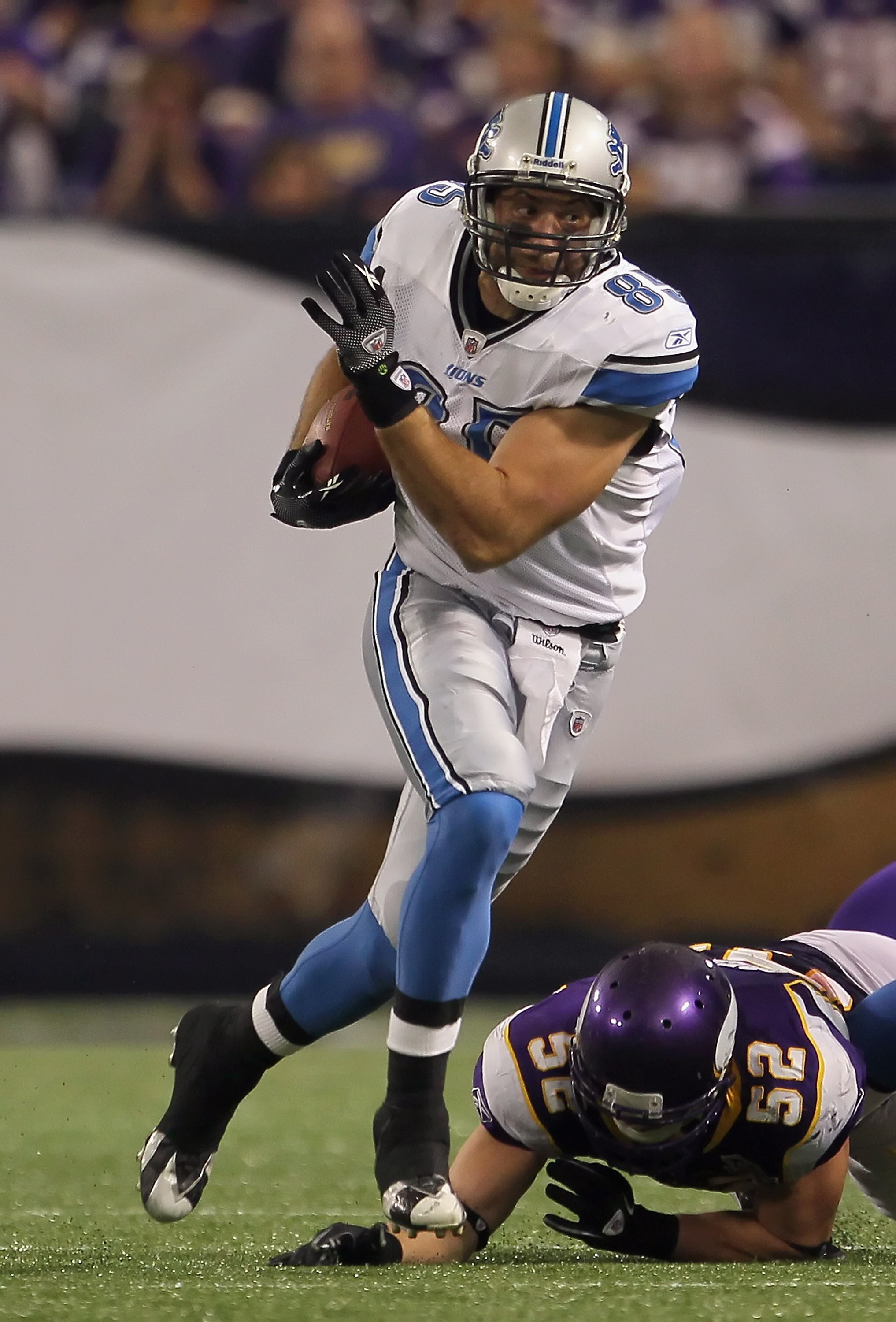 MINNEAPOLIS - SEPTEMBER 26:  Tight end Tony Scheffler #85 of the Detroit Lions breaks a tackle from Chad Greenway #52 of the Minnesota Vikings at Mall of America Field on September 26, 2010 in Minneapolis, Minnesota. The Vikings defeated the Lions 24-10. 