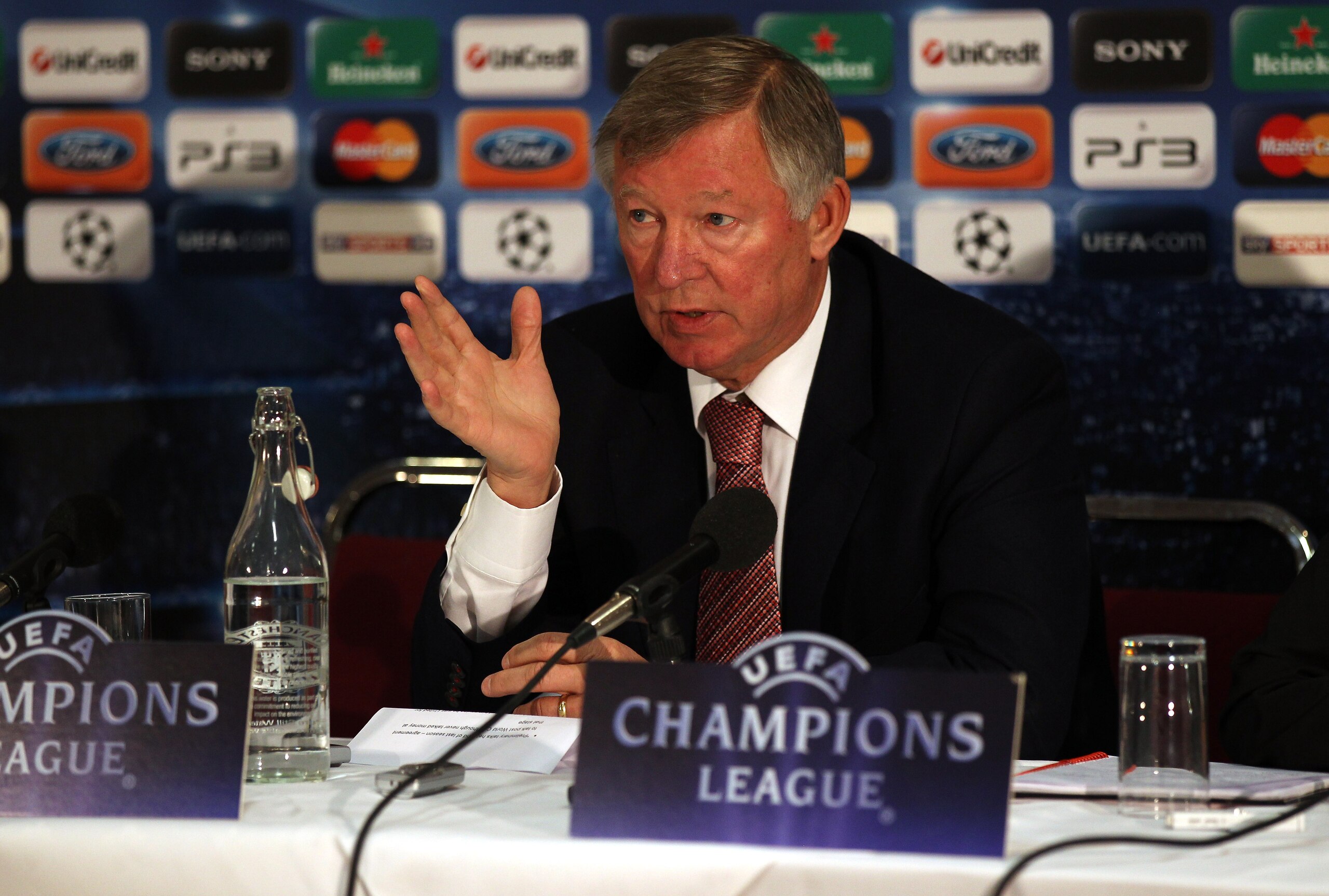 MANCHESTER, ENGLAND - OCTOBER 19:  Sir Alex Ferguson the manager of Manchester United reads a statement to the media regarding the future of Wayne Rooney during a press conference at Old Trafford on October 19, 2010 in Manchester, England.  (Photo by Alex