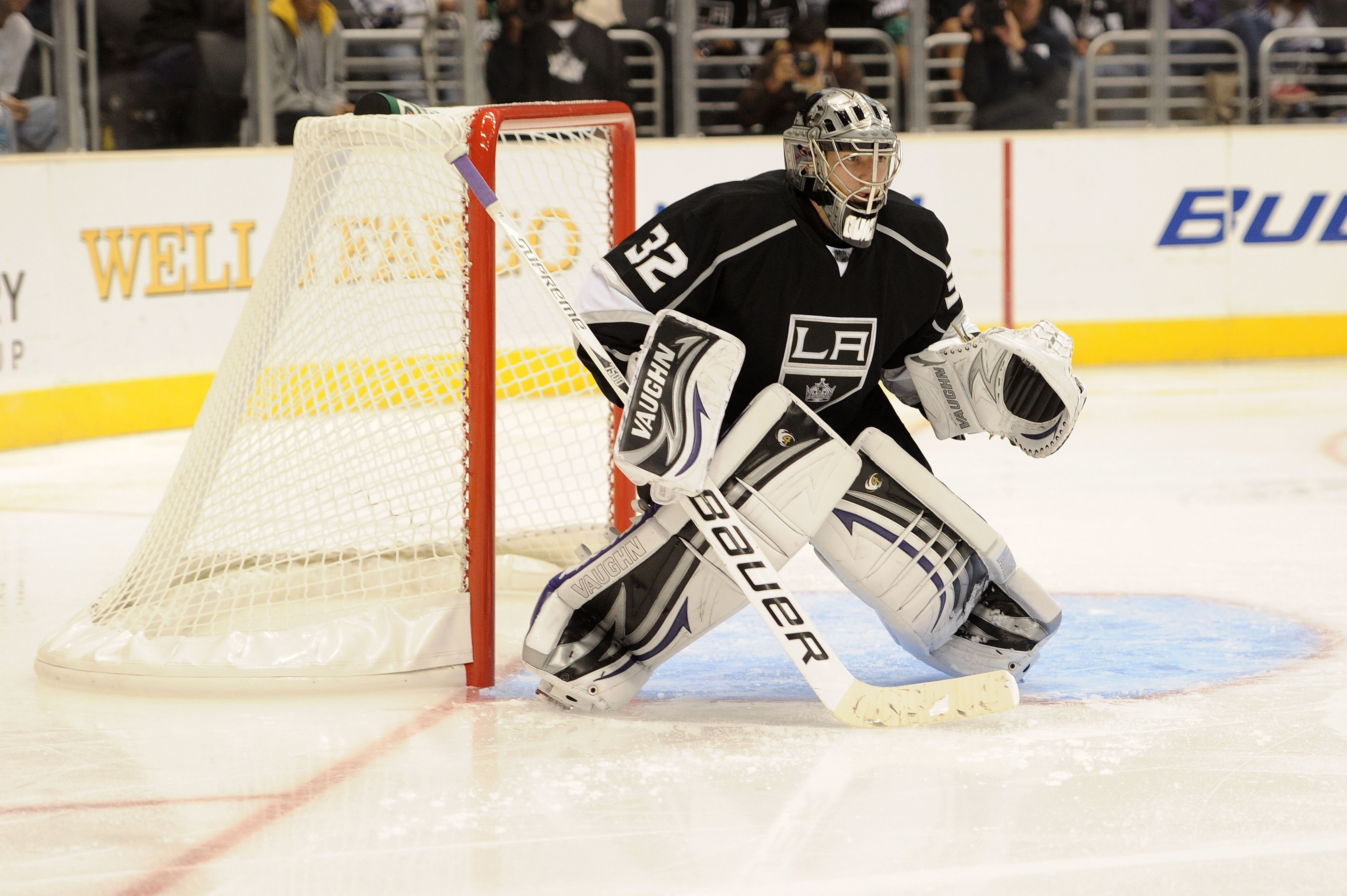 LOS ANGELES, CA - OCTOBER 12:  Jonathan Quick #32 of the Los Angeles Kings stands in goal against the Atlanta Thrashers during their game at Staples Center on October 12, 2010 in Los Angeles, California.  (Photo by Harry How/Getty Images)