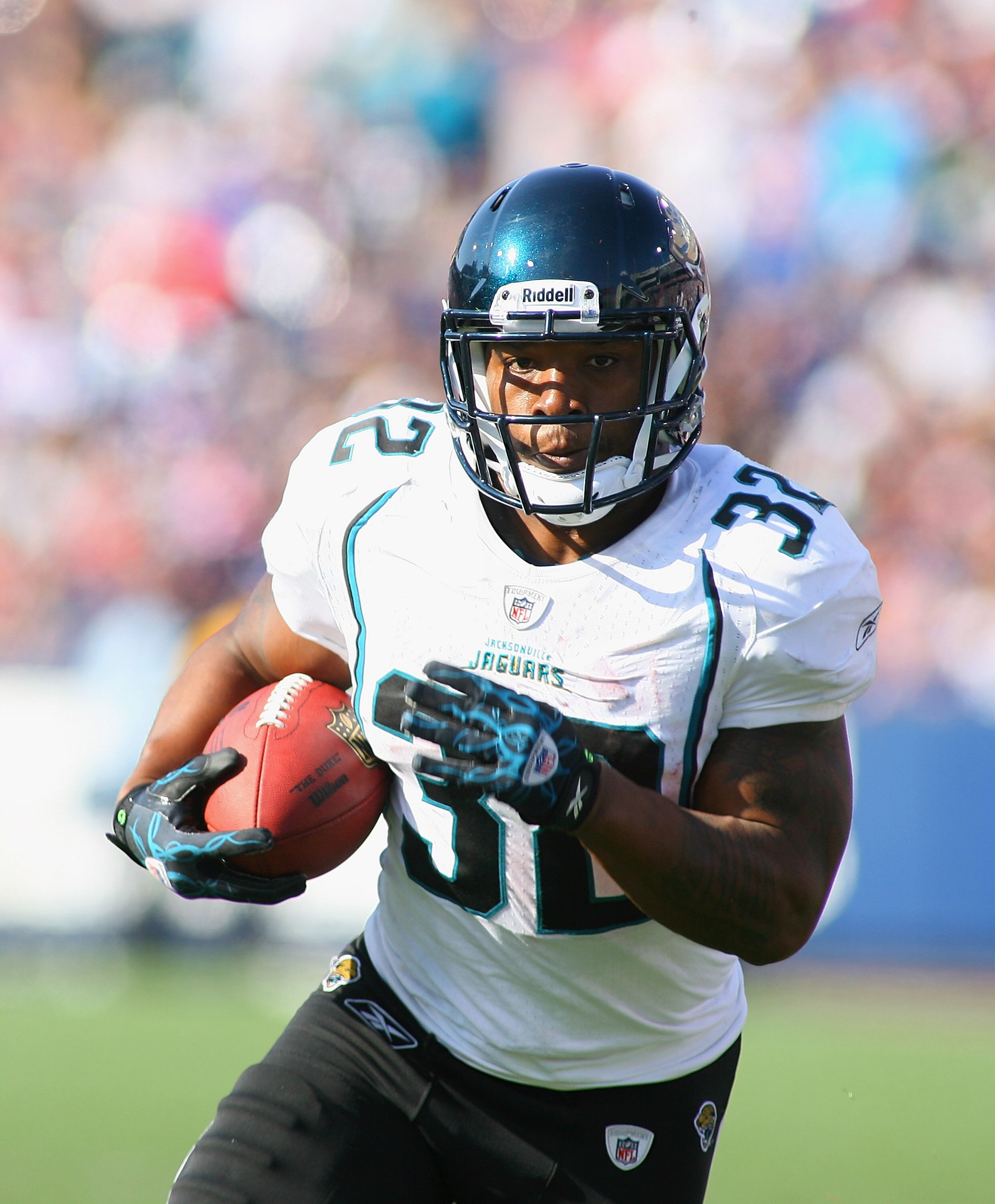 ORCHARD PARK, NY - OCTOBER 10: Maurice Jones-Drew #32 of the Jacksonville Jaguars runs against the Buffalo Bills at Ralph Wilson Stadium on October 10, 2010 in Orchard Park, New York. Jacksonville won 26-36. (Photo by Rick Stewart/Getty Images)