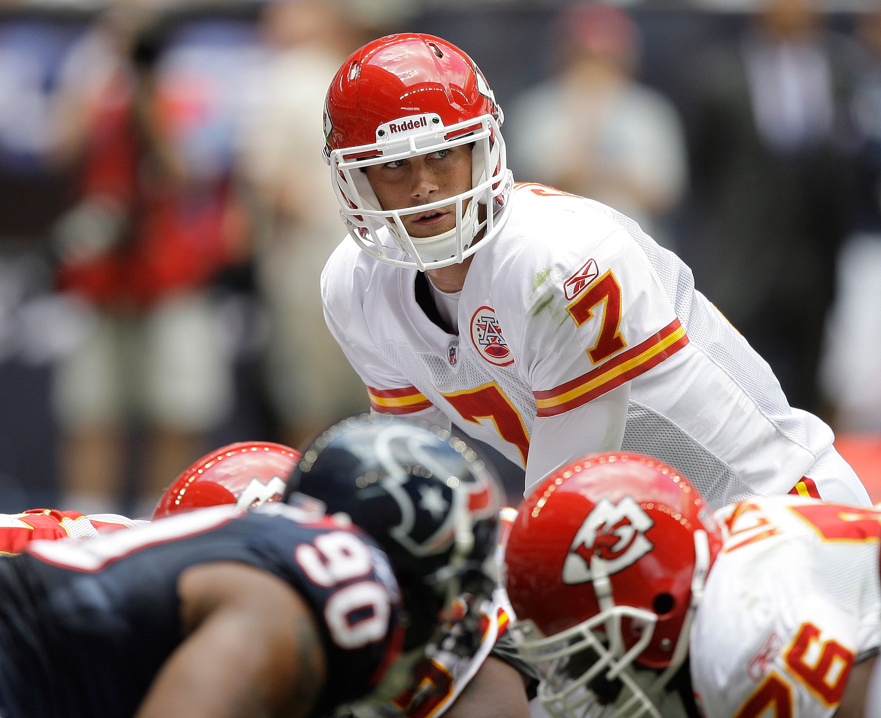 HOUSTON - OCTOBER 17:  Matt Cassel #7 of the Kansas City Chiefs waits for the snap during game action against the Houston Texans at at Reliant Stadium on October 17, 2010 in Houston, Texas.  (Photo by Bob Levey/Getty Images)