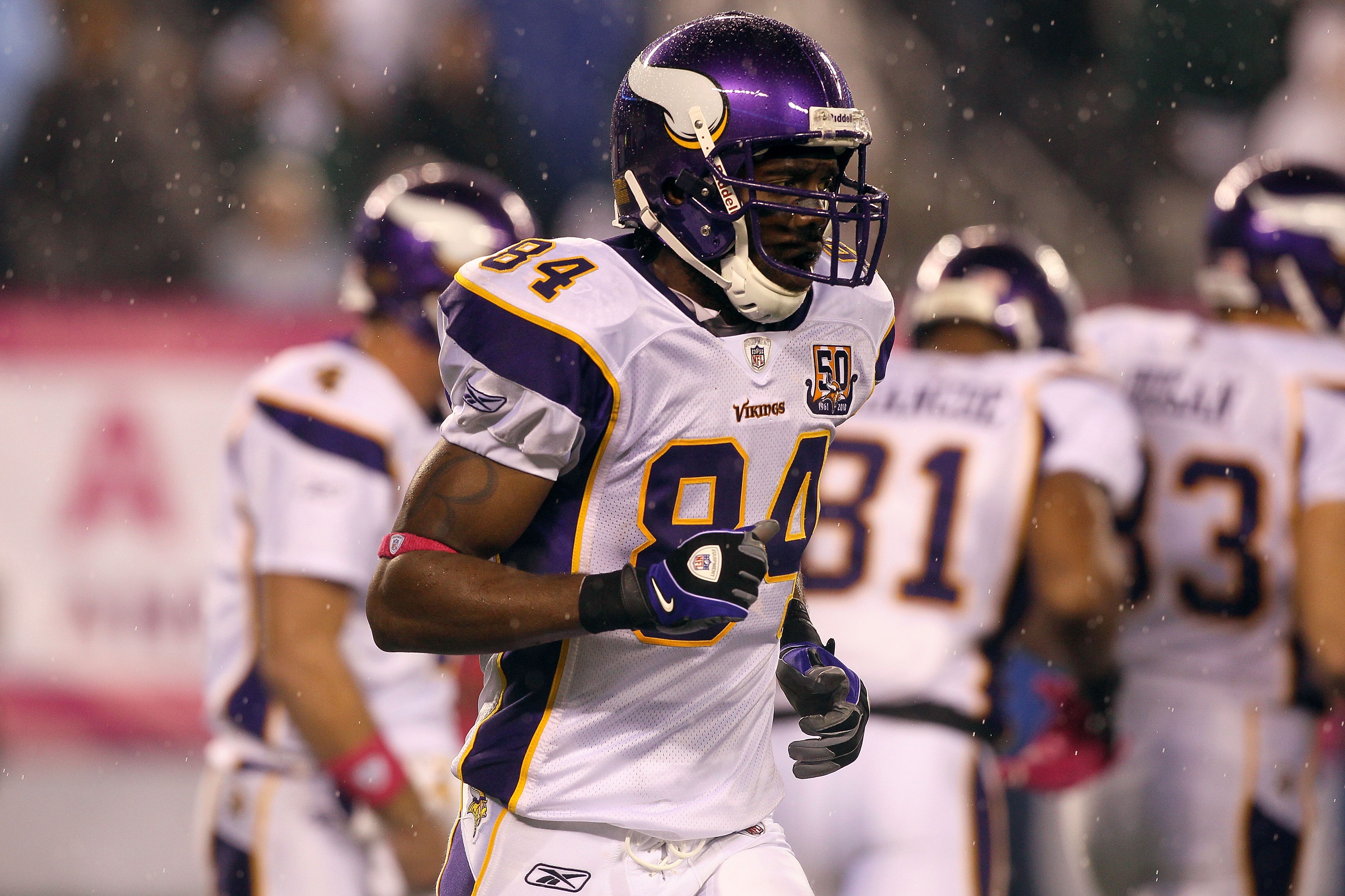 EAST RUTHERFORD, NJ - OCTOBER 11:  Randy Moss #84 of the Minnesota Vikings walks up to the line of scrimmage against the New York Jets at New Meadowlands Stadium on October 11, 2010 in East Rutherford, New Jersey.  (Photo by Jim McIsaac/Getty Images)