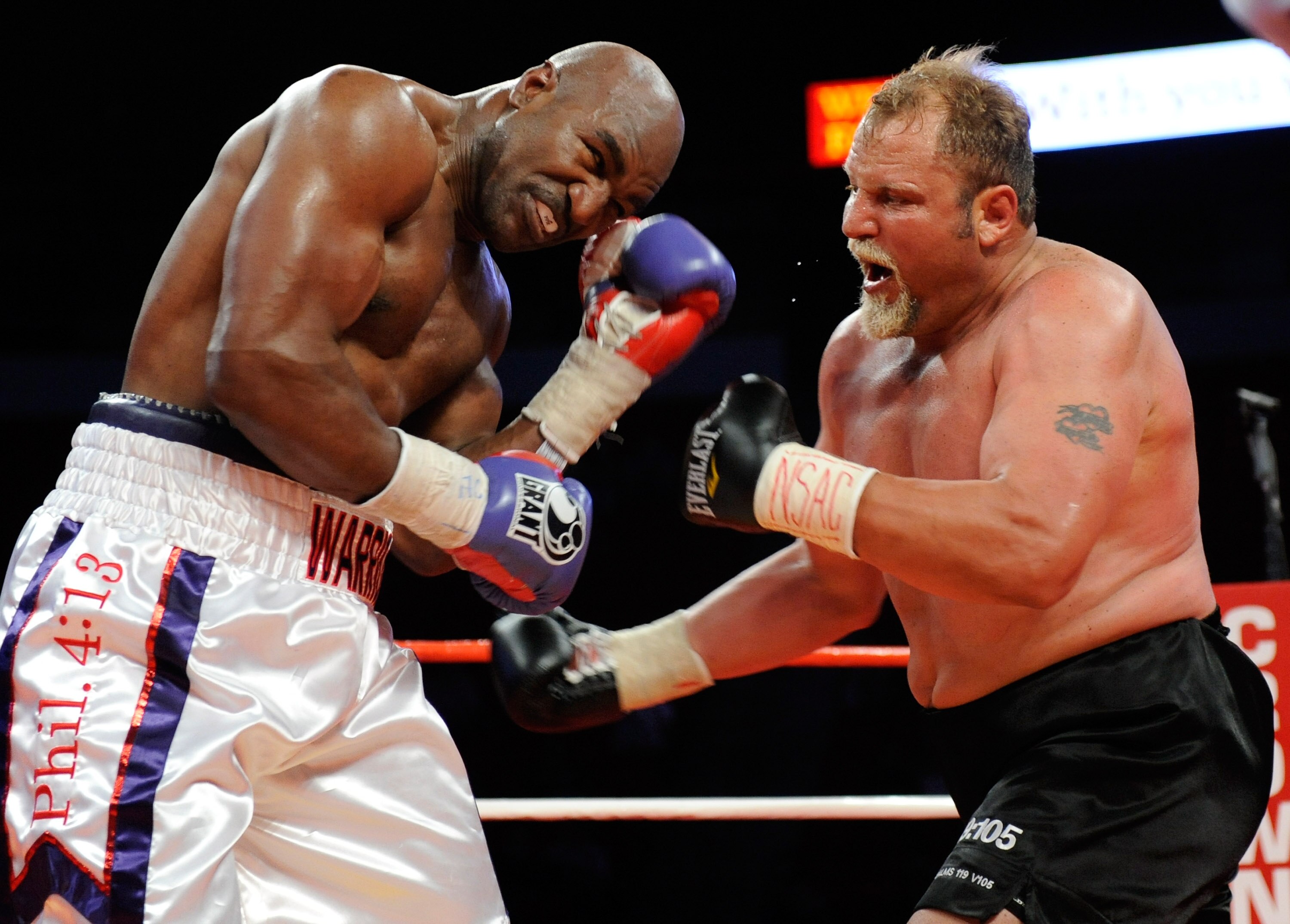 LAS VEGAS - APRIL 10:  Evander Holyfield (L) and Francois Botha battle in the fifth round of their heavyweight bout at the Thomas & Mack Center April 10, 2010 in Las Vegas, Nevada. Holyfield won by TKO in the eighth round.  (Photo by Ethan Miller/Getty Im