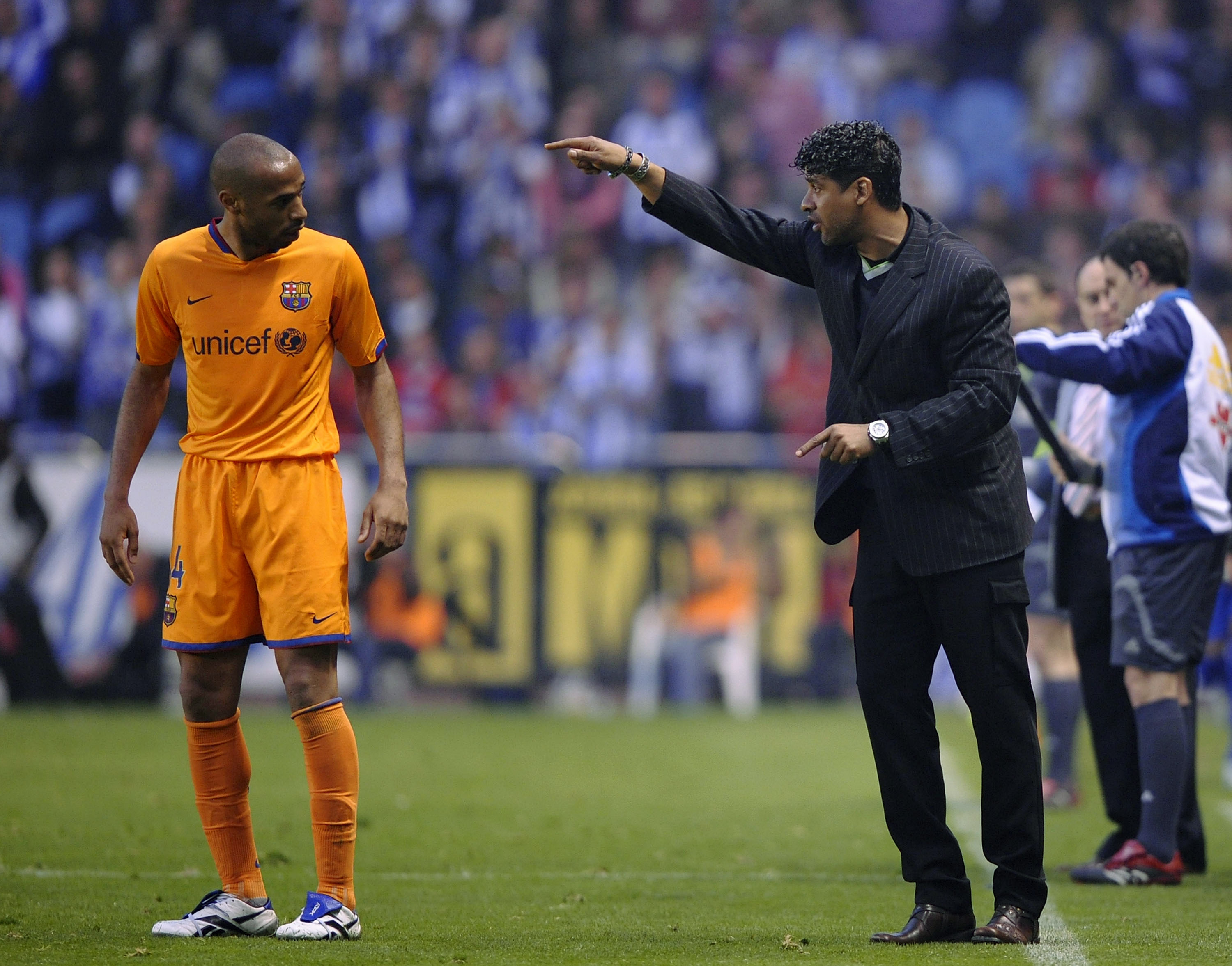 A CORUNA, SPAIN - APRIL 26:  Barcelona Dutch manager Frank Rijkaard (R) has a word with his player  Thierry Henry during the La Liga match between Deportivo La Coruna and Barcelona at the Riazor stadium on April 26, 2008 in A Coruna, Spain.  (Photo by Den