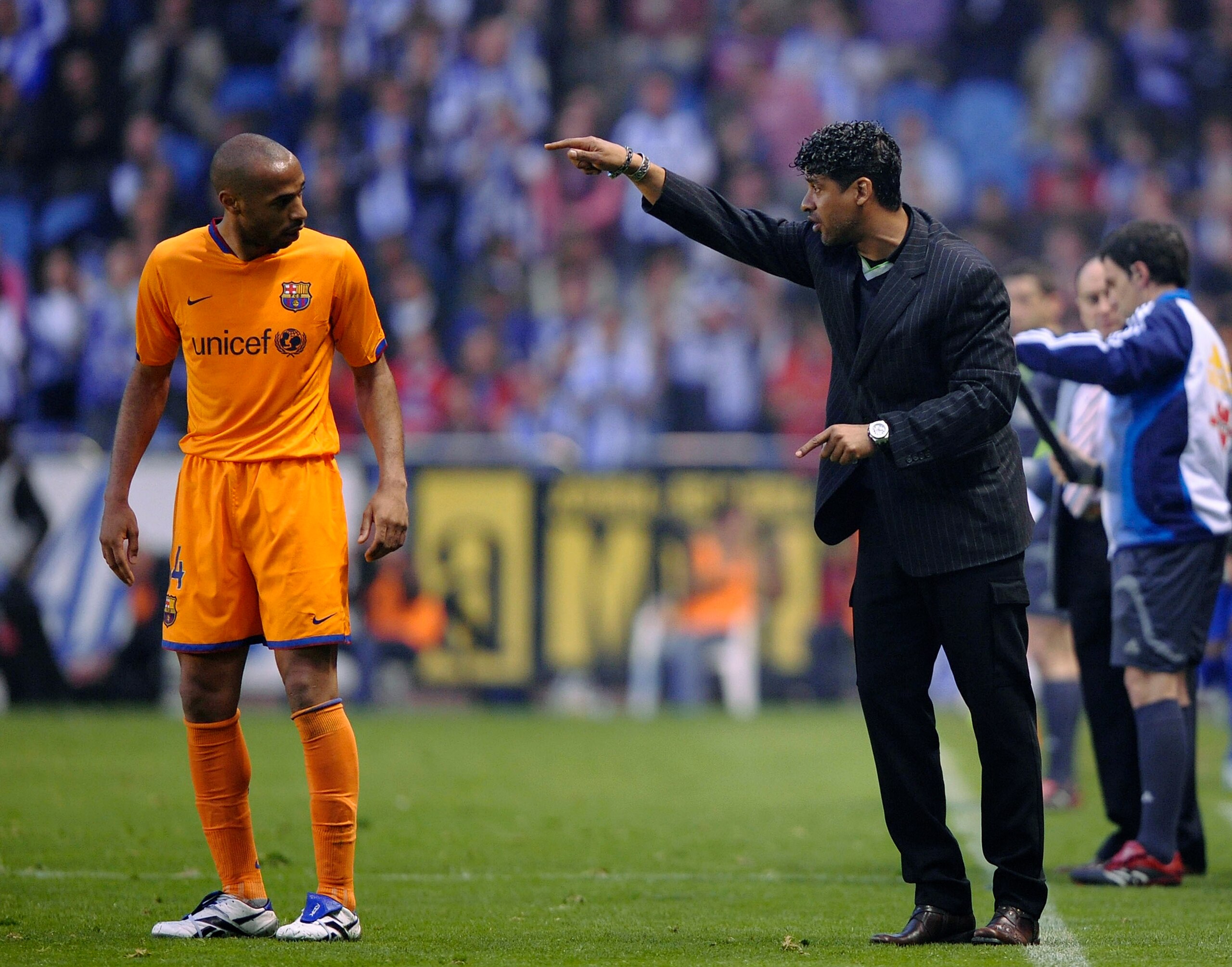 A CORUNA, SPAIN - APRIL 26:  Barcelona Dutch manager Frank Rijkaard (R) has a word with his player  Thierry Henry during the La Liga match between Deportivo La Coruna and Barcelona at the Riazor stadium on April 26, 2008 in A Coruna, Spain.  (Photo by Den