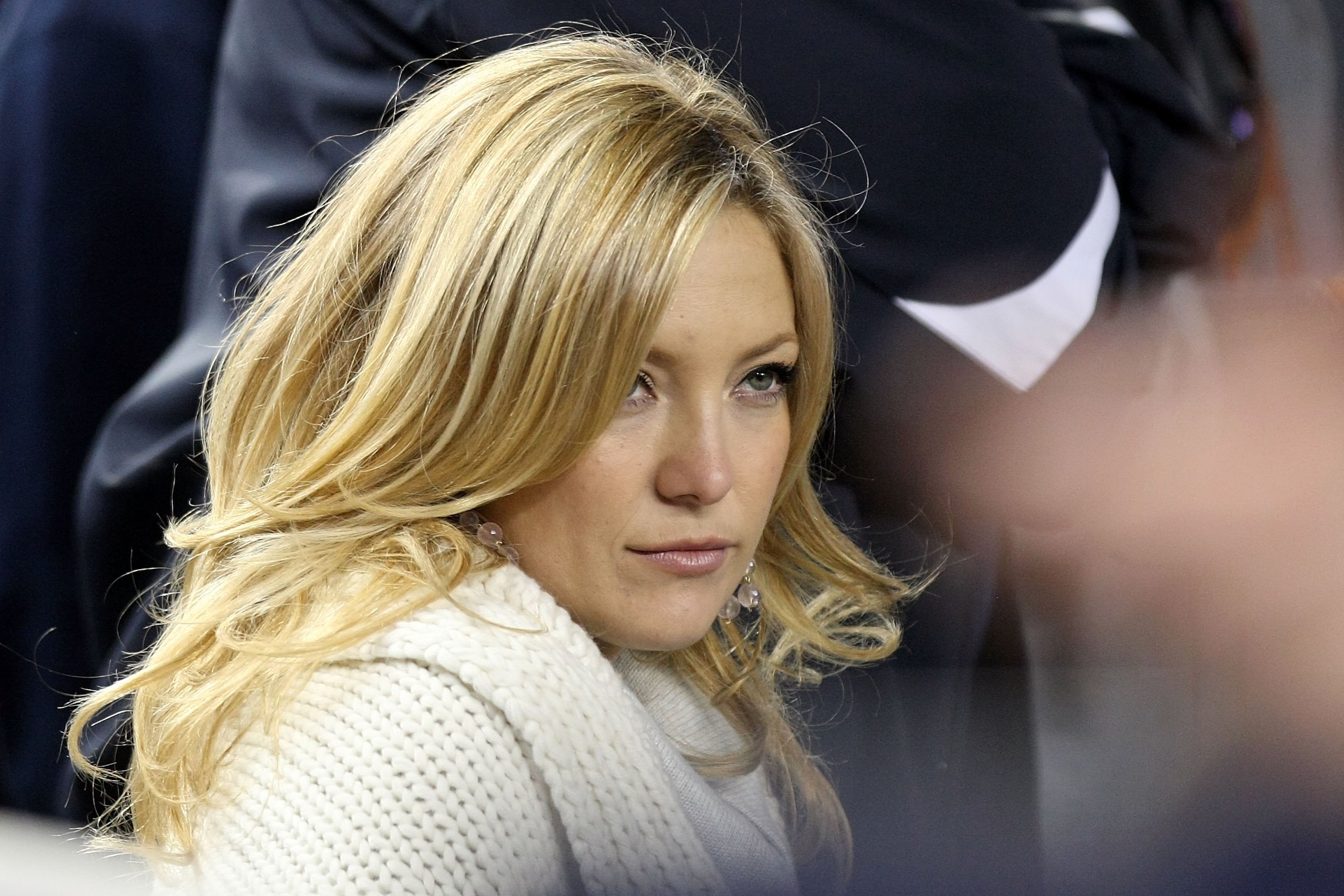 NEW YORK - NOVEMBER 04:  Actress Kate Hudson attends Game Six of the 2009 MLB World Series between the New York Yankees and the Philadelphia Phillies at Yankee Stadium on November 4, 2009 in the Bronx borough of New York City.  (Photo by Nick Laham/Getty